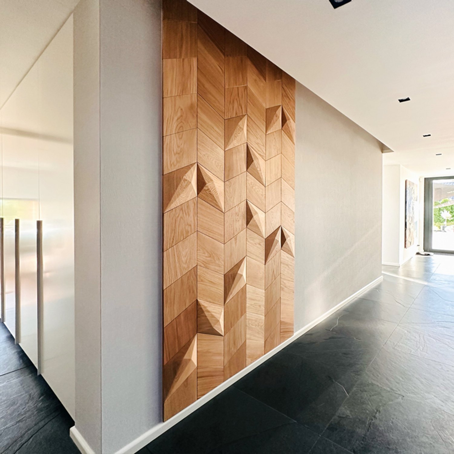 Geometrische Holzwandkunst im Eingangsbereich – Projekt für David