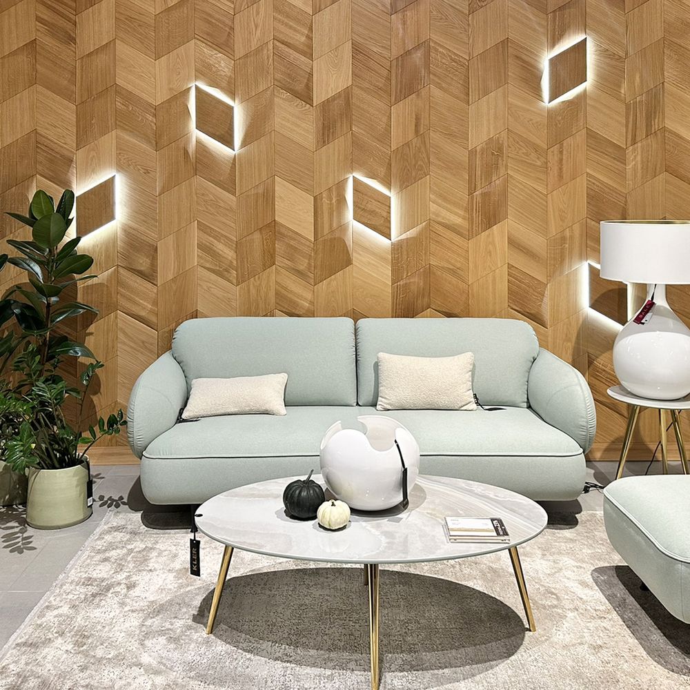 Moderne Panelwand mit Licht im KLER-Showroom Warschau