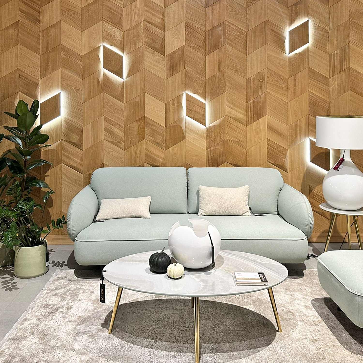 Moderne Panelwand mit Licht im KLER-Showroom Warschau