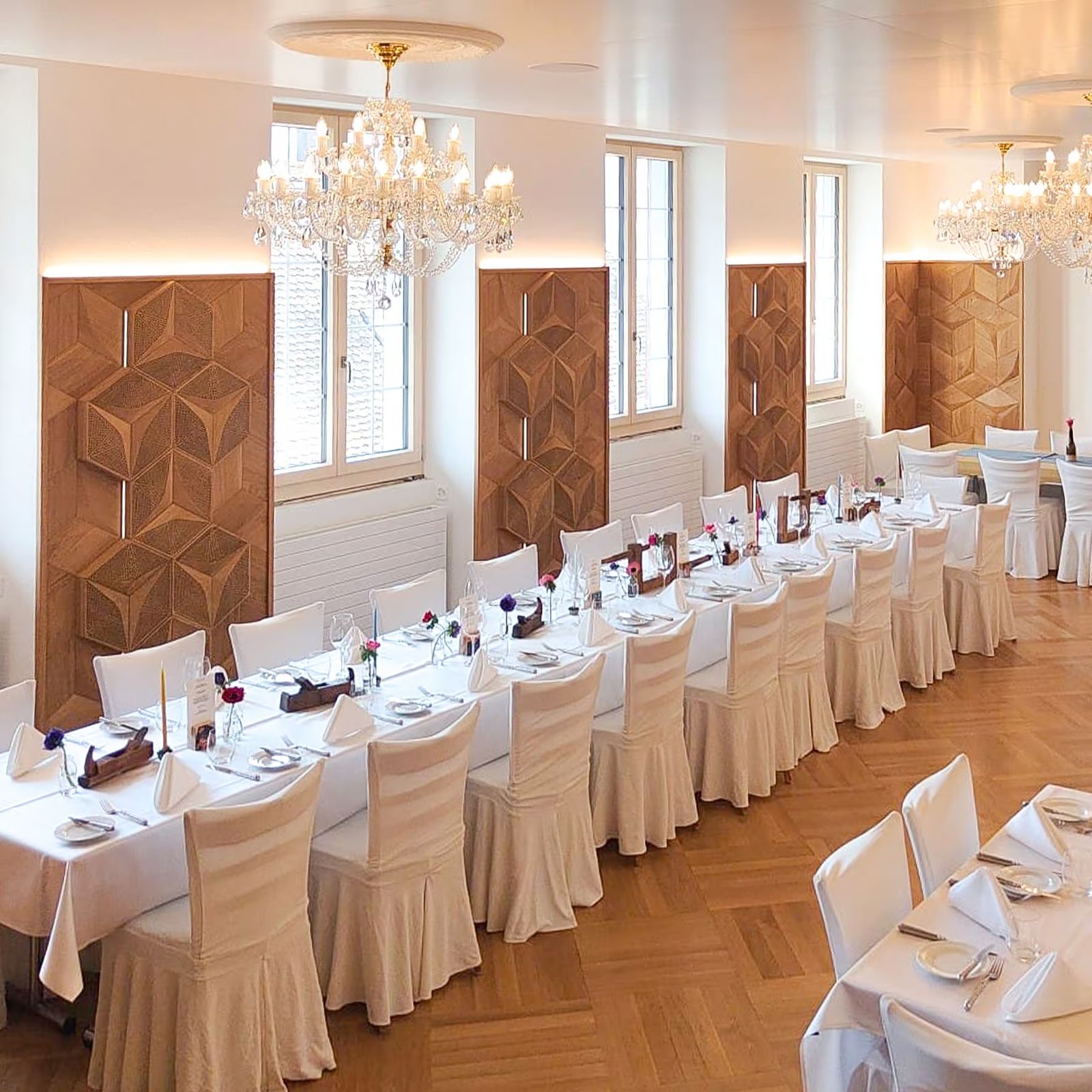 AKUSTISCHE WANDVERKLEIDUNG FÜR ELEGANTE FEIERN