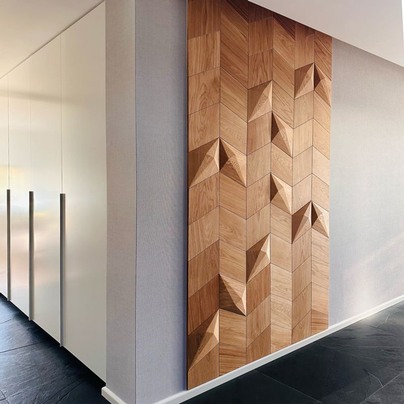 Geometrische Holzwandkunst im Eingangsbereich – Projekt für David detail 1