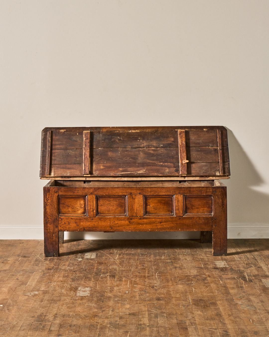 Grand Coffee Table
