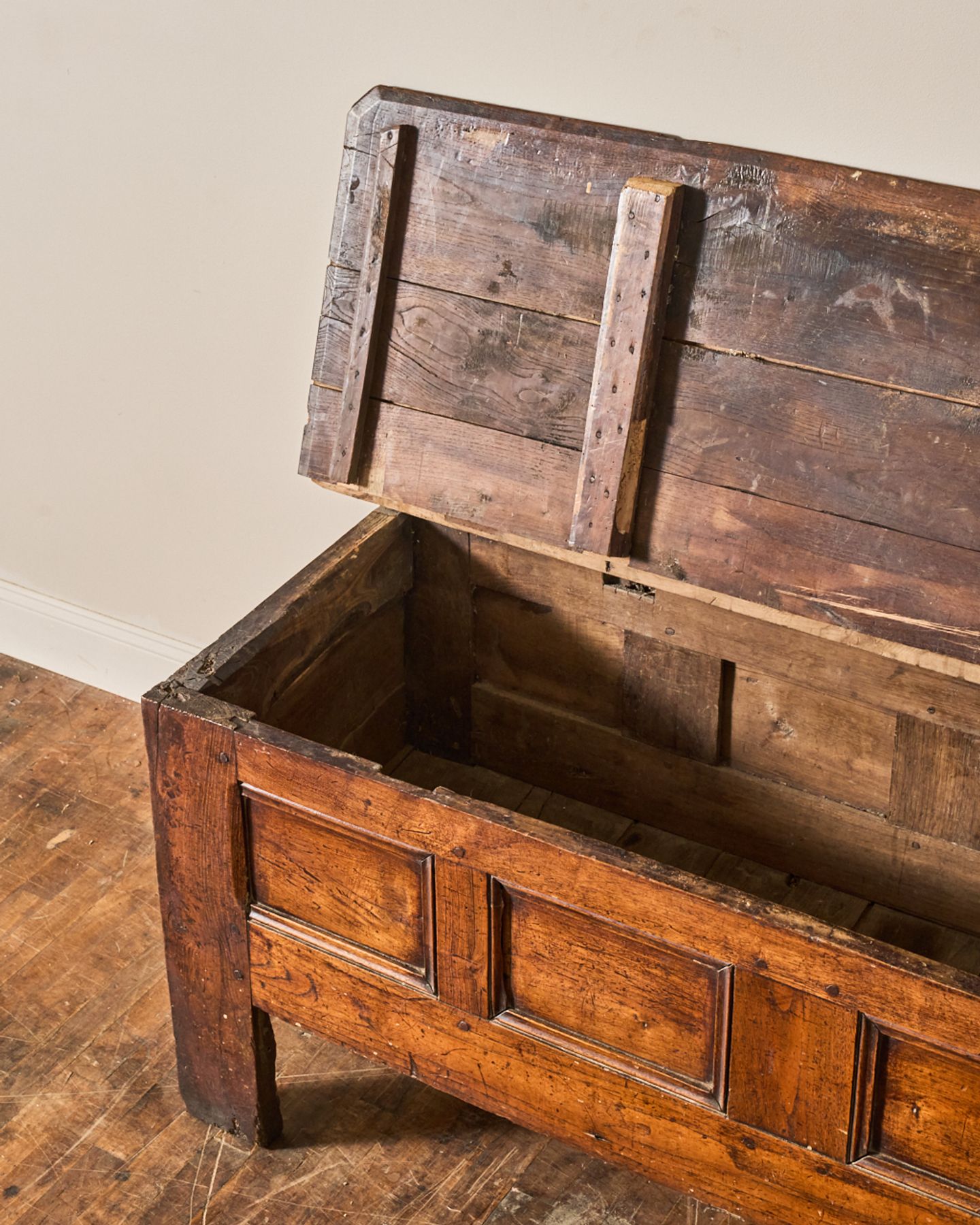 Grand Coffee Table