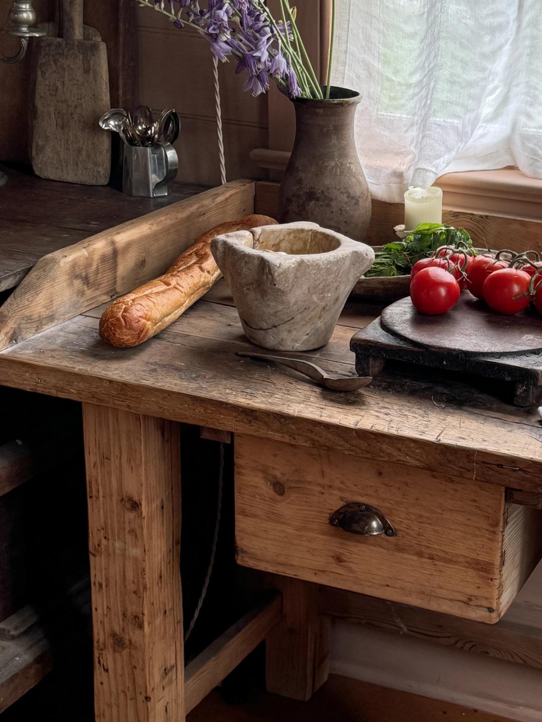 Hungarian Work Bench