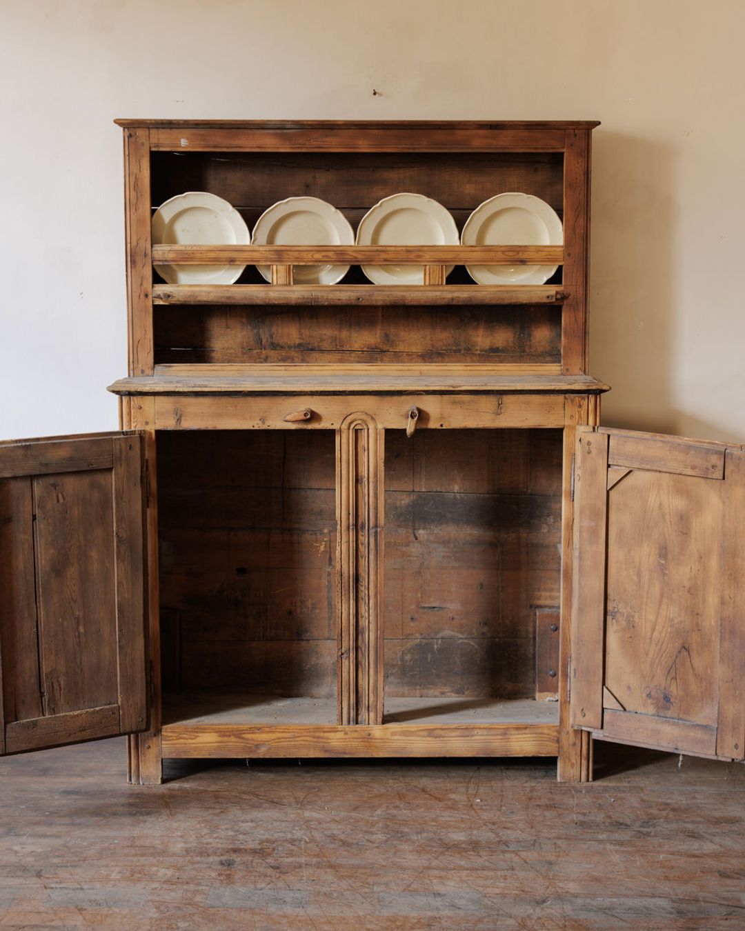 Kitchen Plate Cupboard