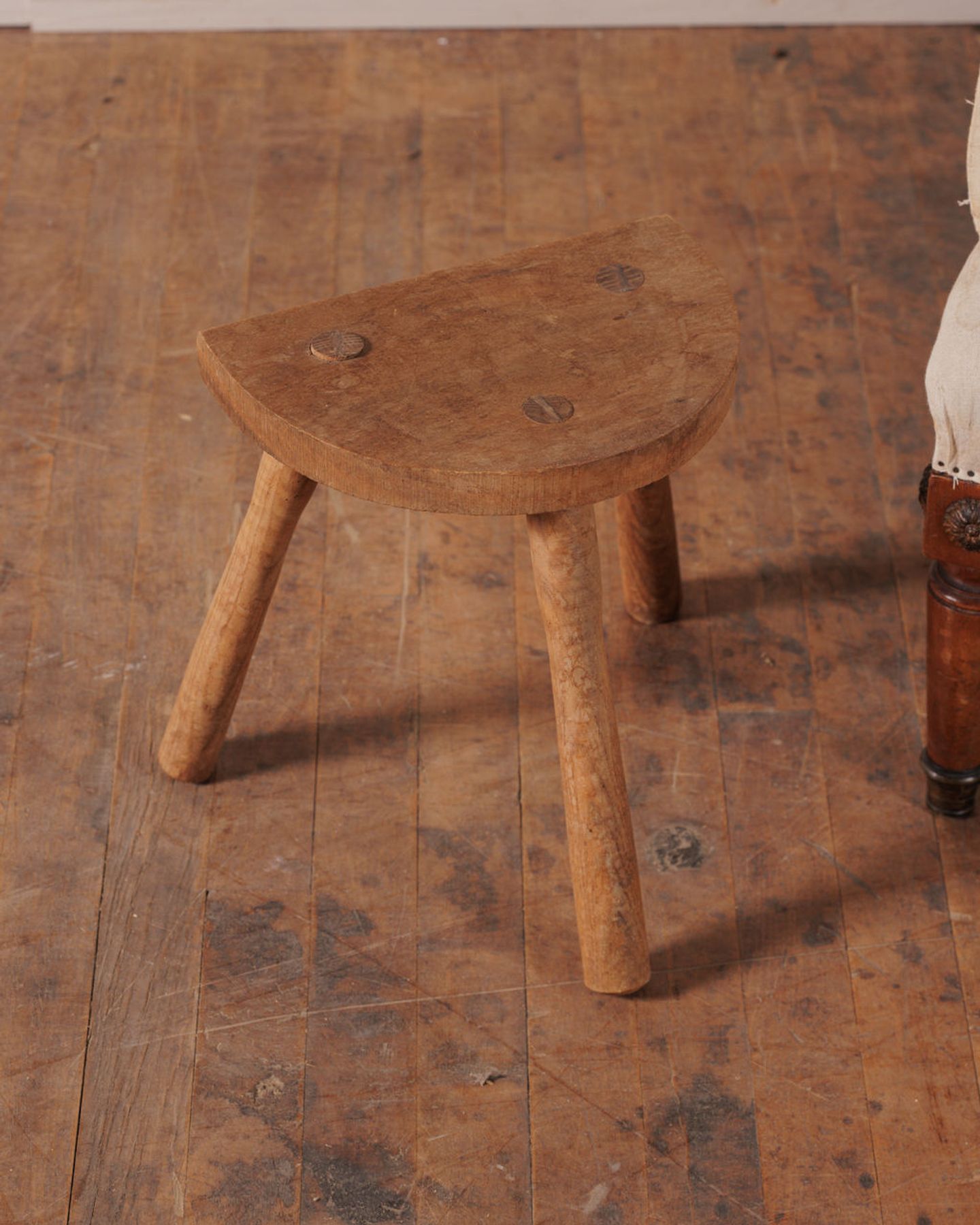 Demi Lune Milking Stool