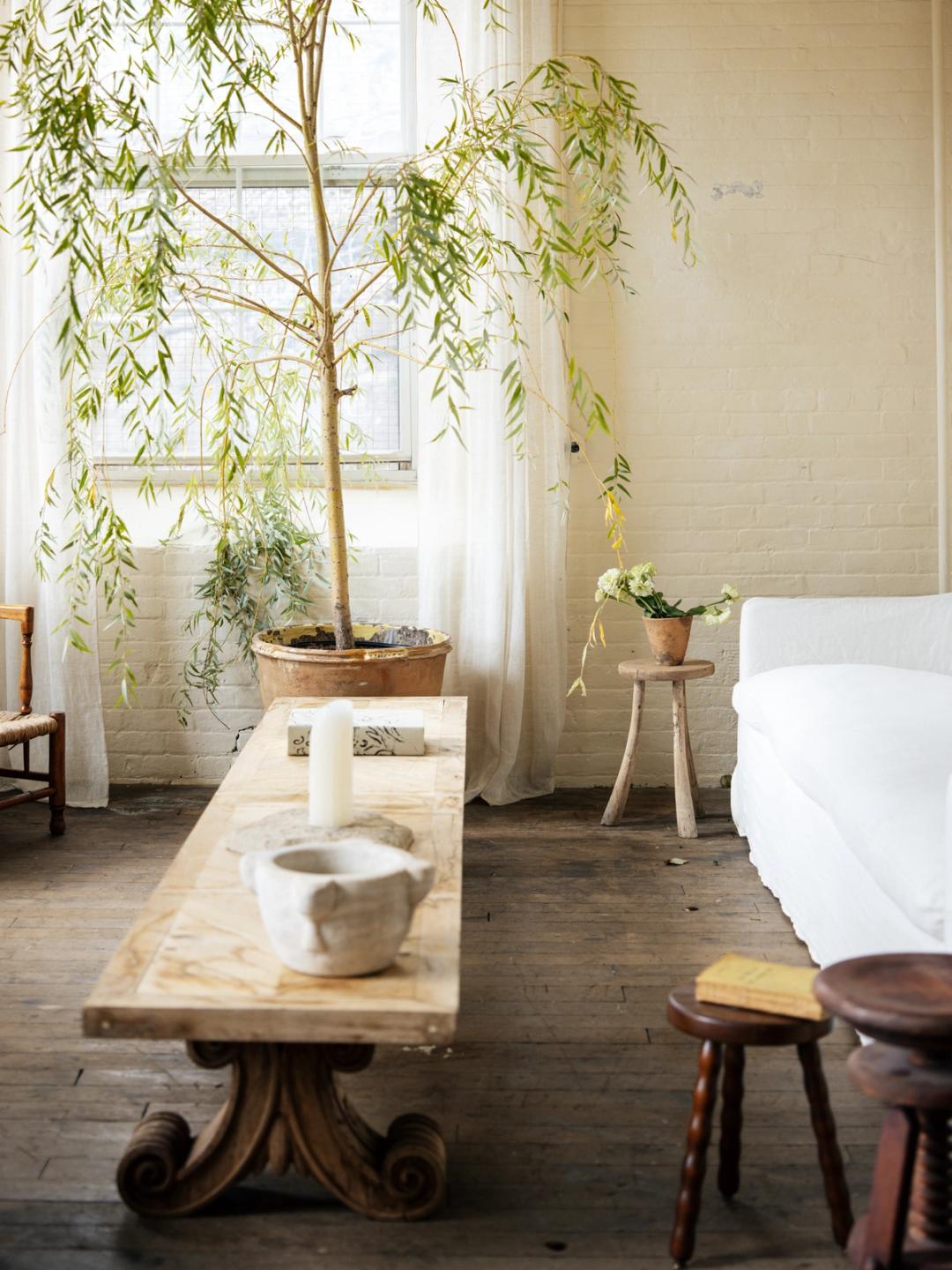 Le Curved Leg Tripod Stool