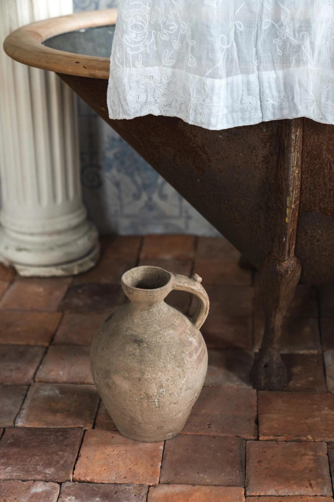 Pinch Neck Hungarian Vessel
