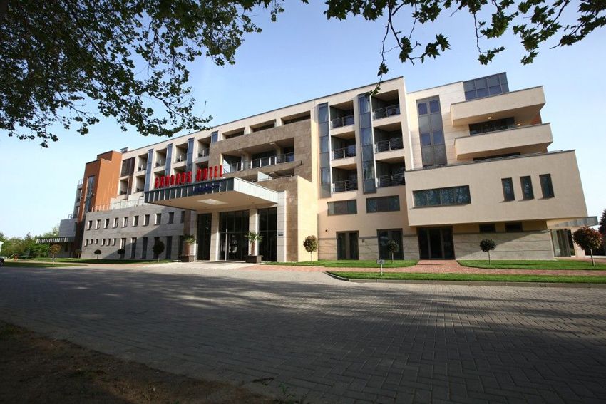 Gunaras Hotel - Image 1