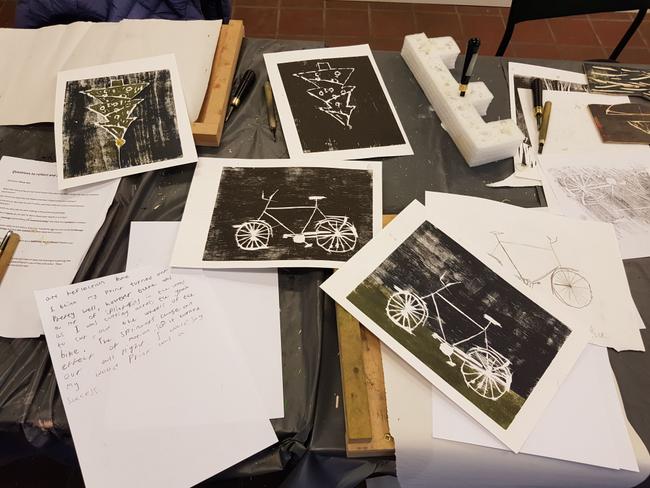 grafikk tresnitt refleksjon tekst