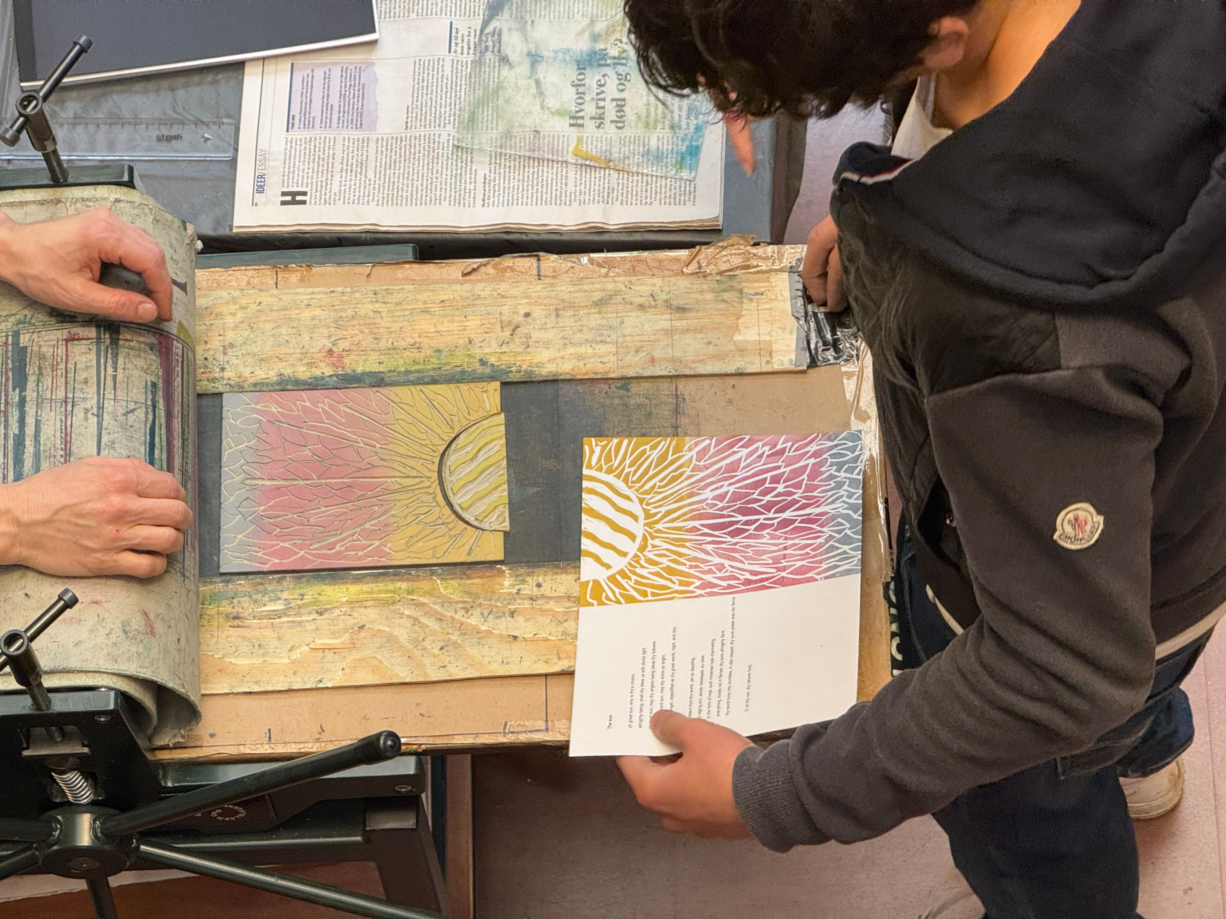 Elever ser utstillingen "Frihet i fri strek"