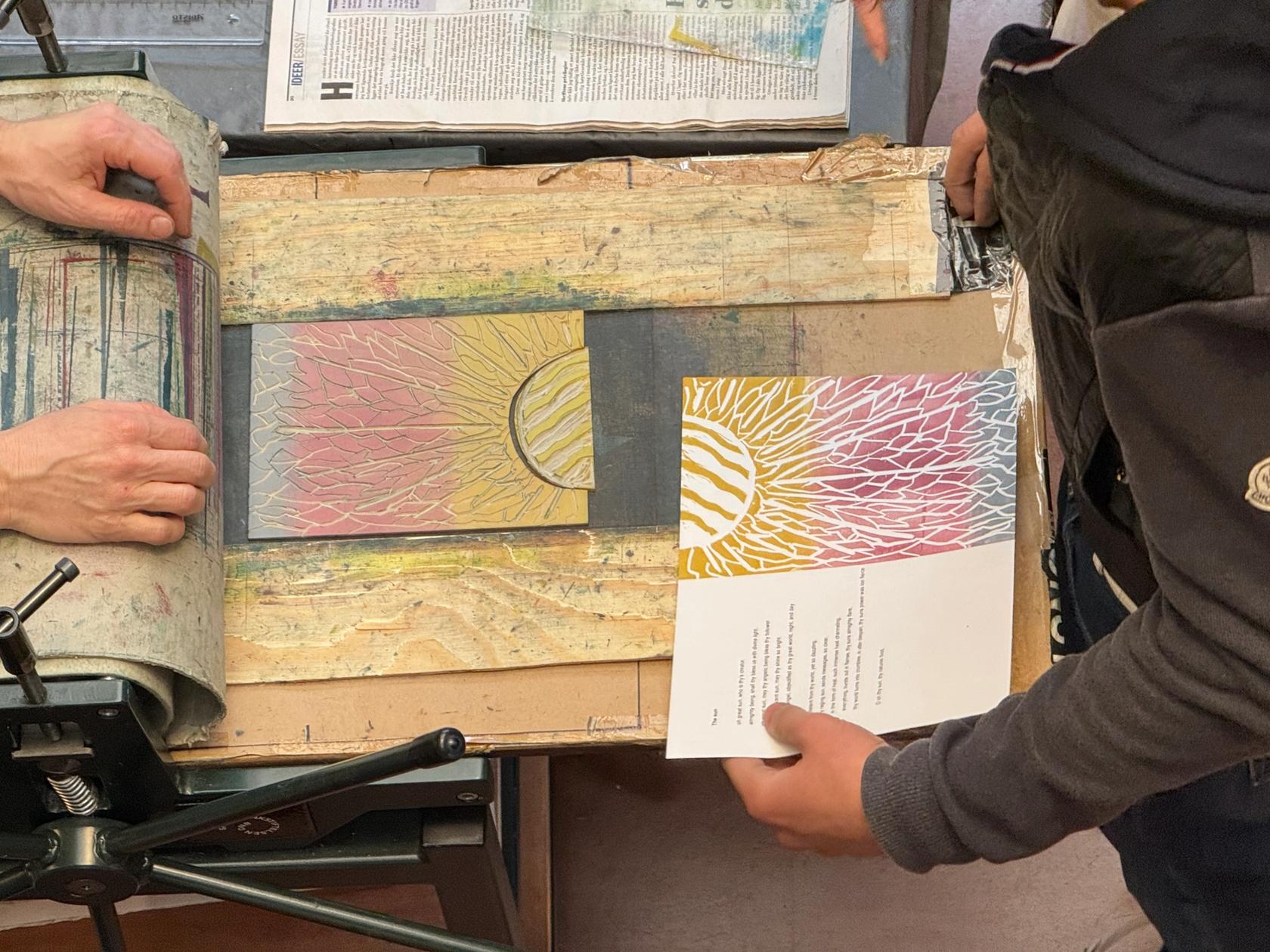 Elever ser utstillingen "Frihet i fri strek"