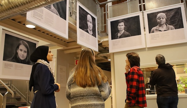 Elever ser utstillingen "På sporet av frihet". Foto: Kunst i Skolen