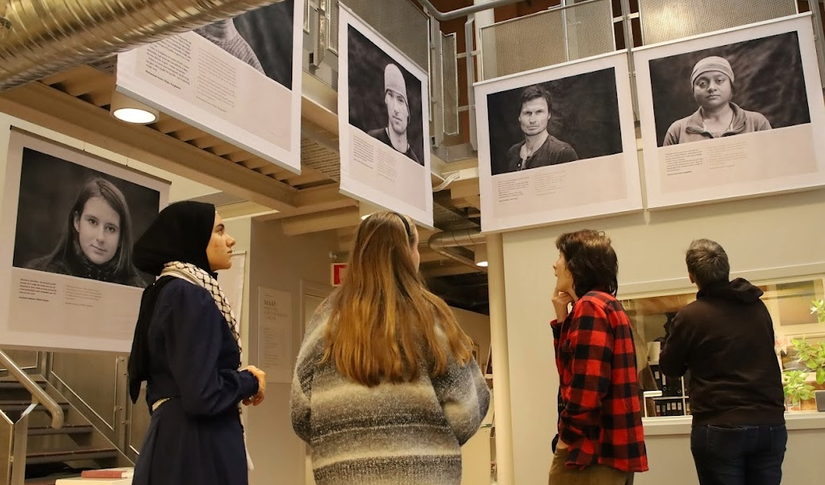 Elever ser på utstillingen "På sporet av frihet" med fotografier av Tom Hatlestad.