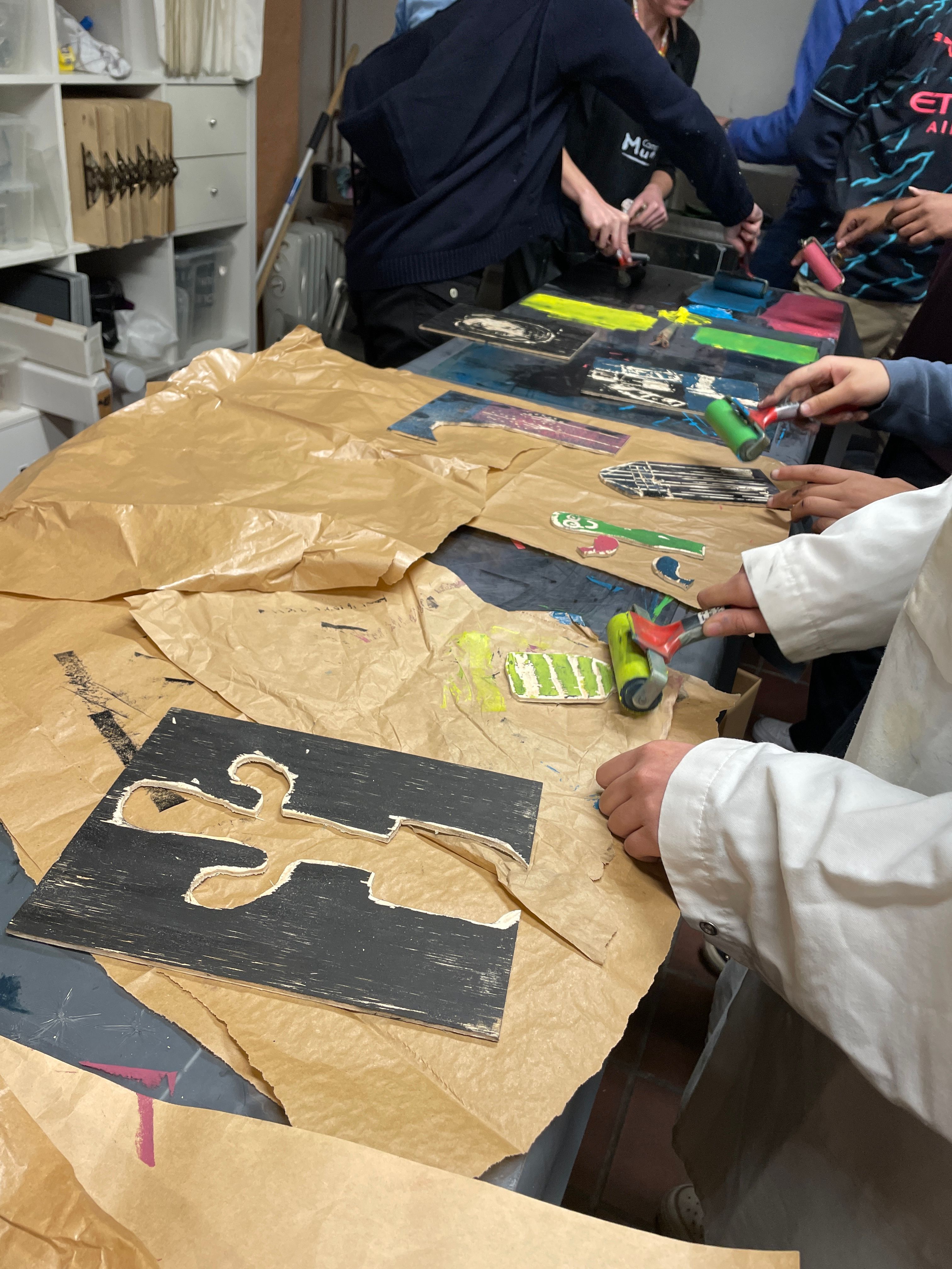 Puslespill gjør at du kan sverte inn de ulike delene med ulike farger.