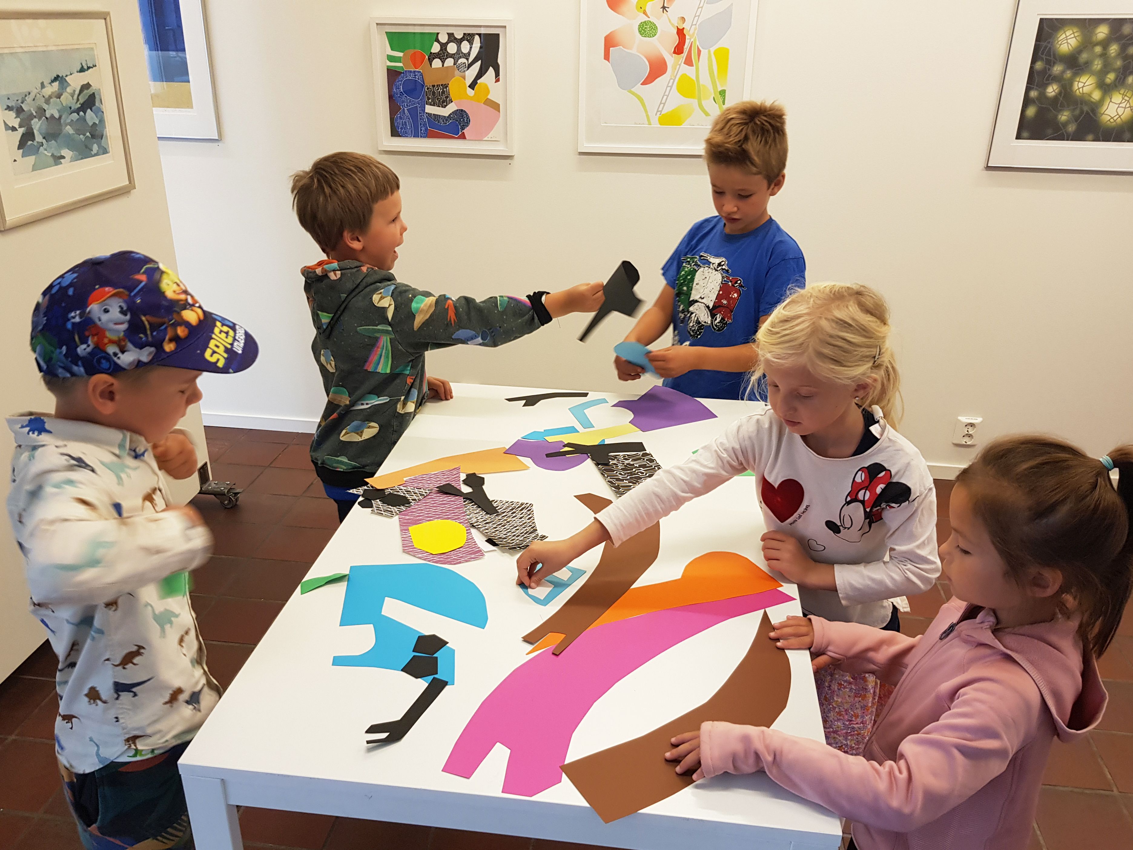 Bilde: Skolelever fra Bogstad skole i gang med utstillingen FABEL. Foto: Kunst i Skolen.