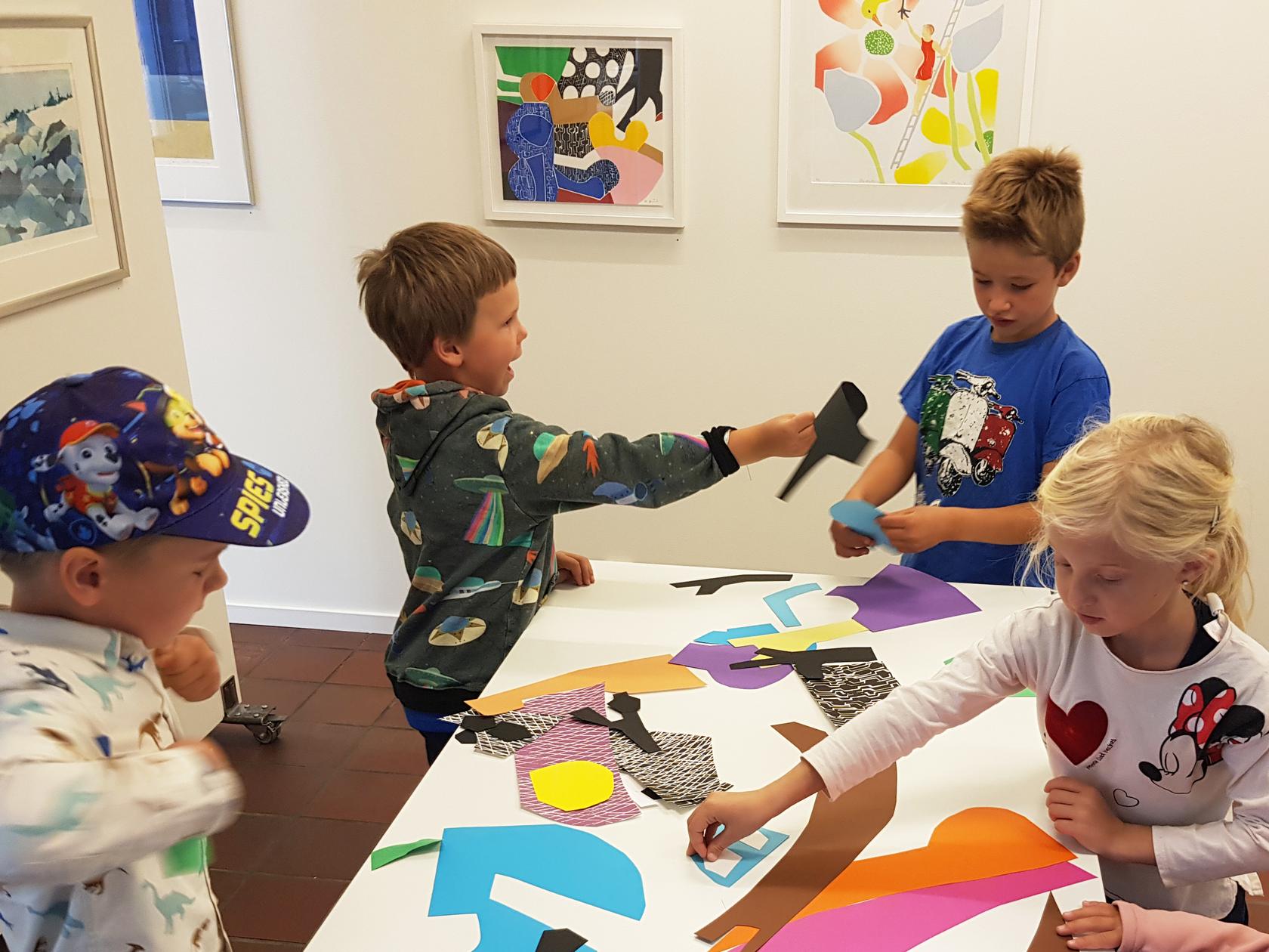 Bilde: Skolelever fra Bogstad skole i gang med utstillingen FABEL. Foto: Kunst i Skolen.