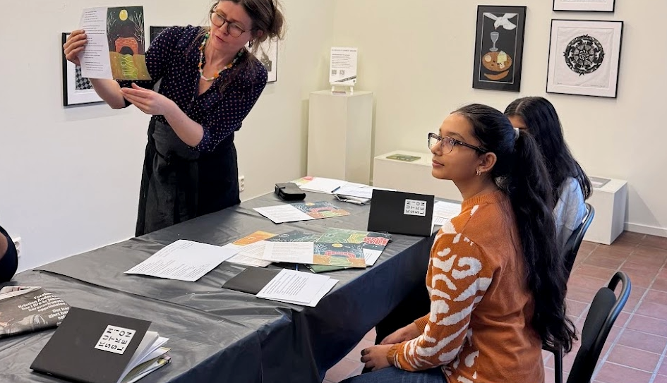 Kurs med grafiker Marianne Karlsen på Galleri Seilet. Elever får se utstilling og får innføring i linotrykk.