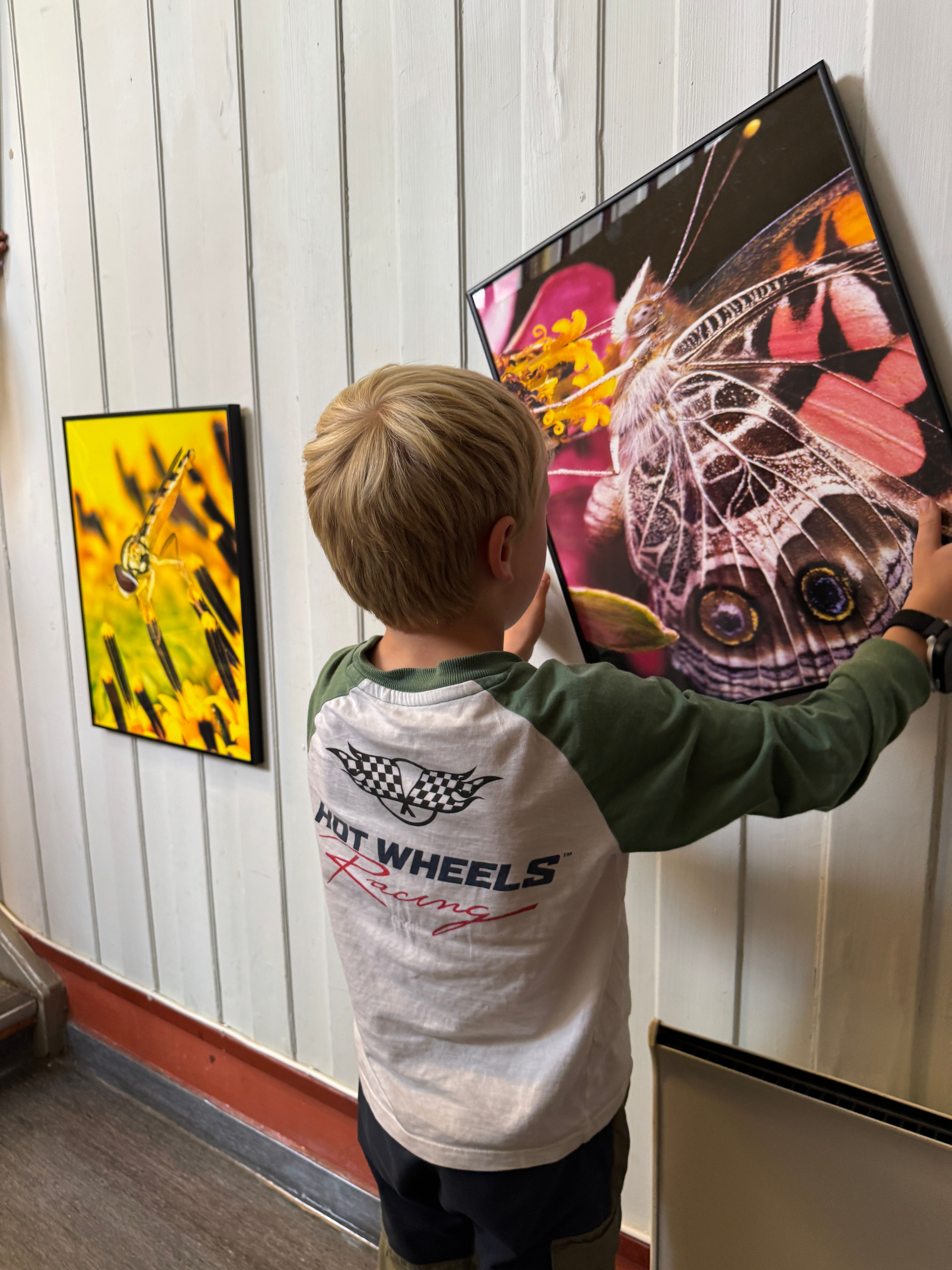 Bilde: Skolelever fra Bogstad skole i gang med utstillingen FABEL. Foto: Kunst i Skolen.