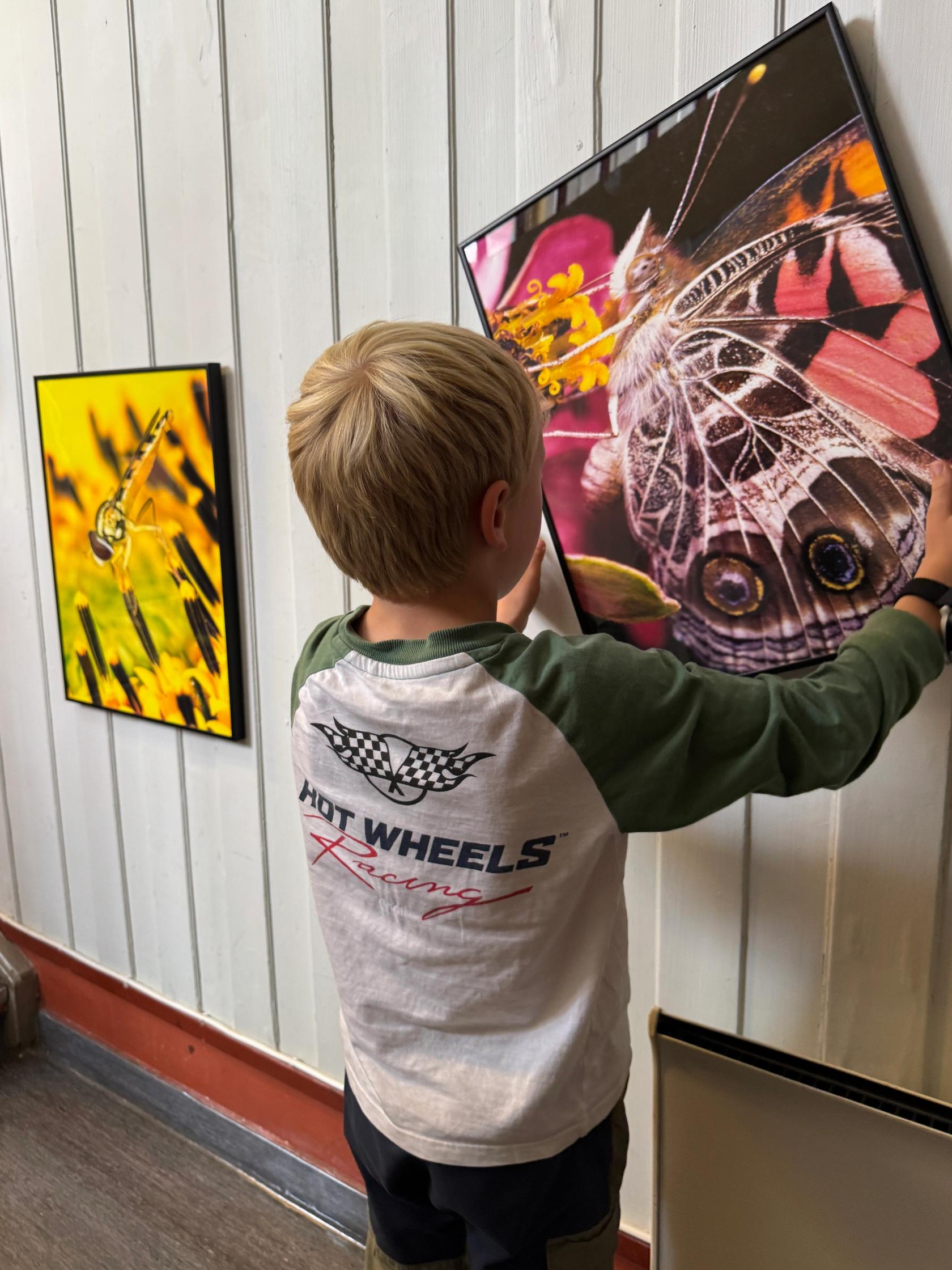 Bilde: Skolelever fra Bogstad skole i gang med utstillingen FABEL. Foto: Kunst i Skolen.