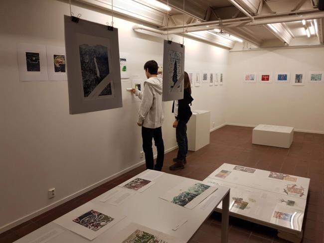 Elevene var kuratorer for utstillingen.