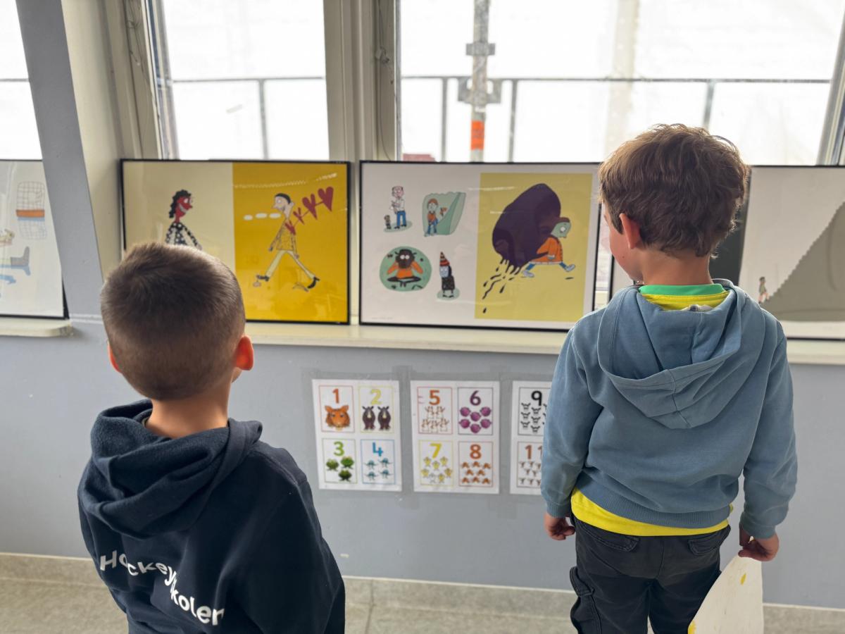 Barn ser på Anna Fiskes illustrasjoner.