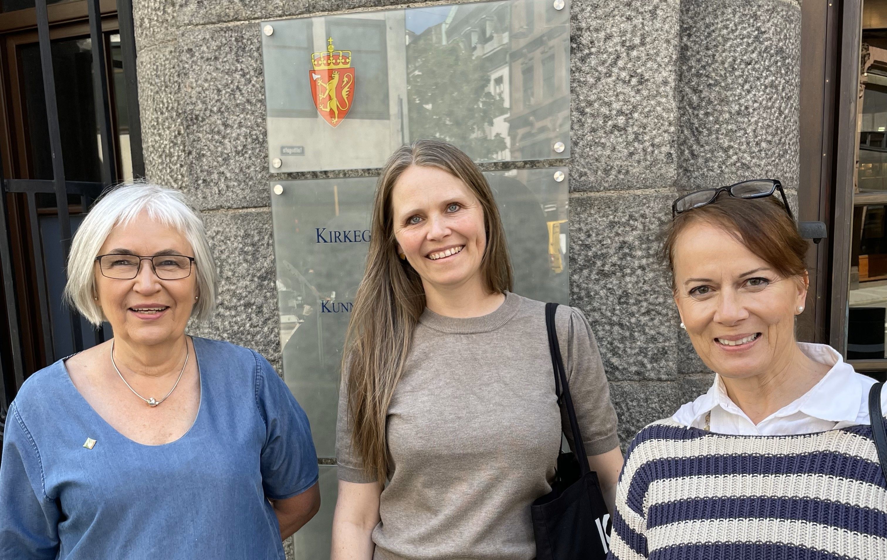 Bilde av Åshild Woldstad, Anne Elisabeth Sæter og Ulrika Bergroth-Plur foran Kunnskapsdepartementet.