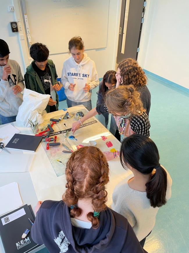 Elevene fikk prøve monotypi.