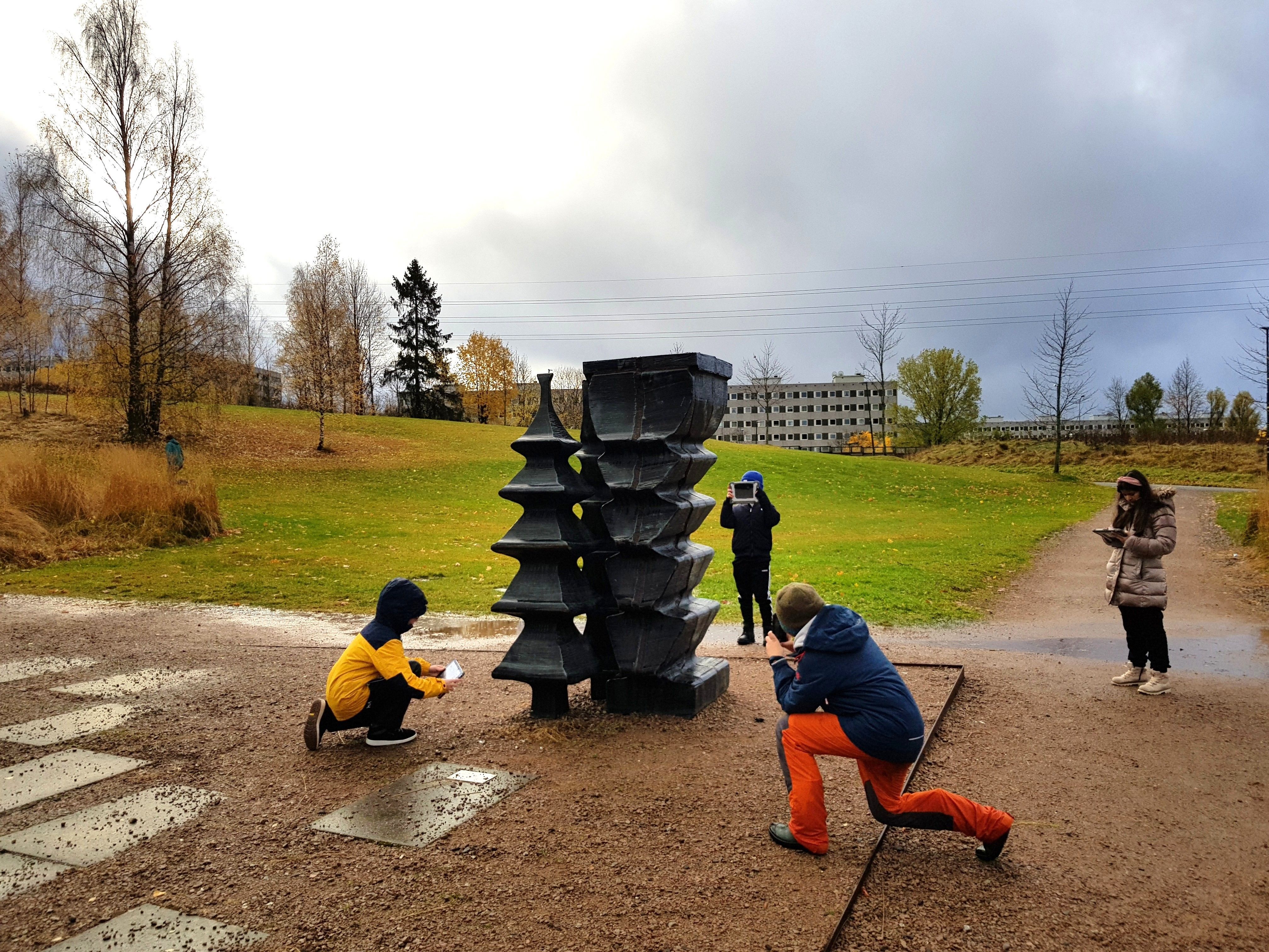 Elevene fotograferer kunstverk