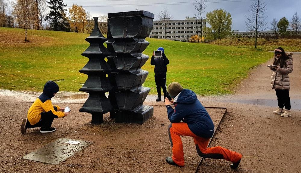 Elevene fotograferer kunstverk