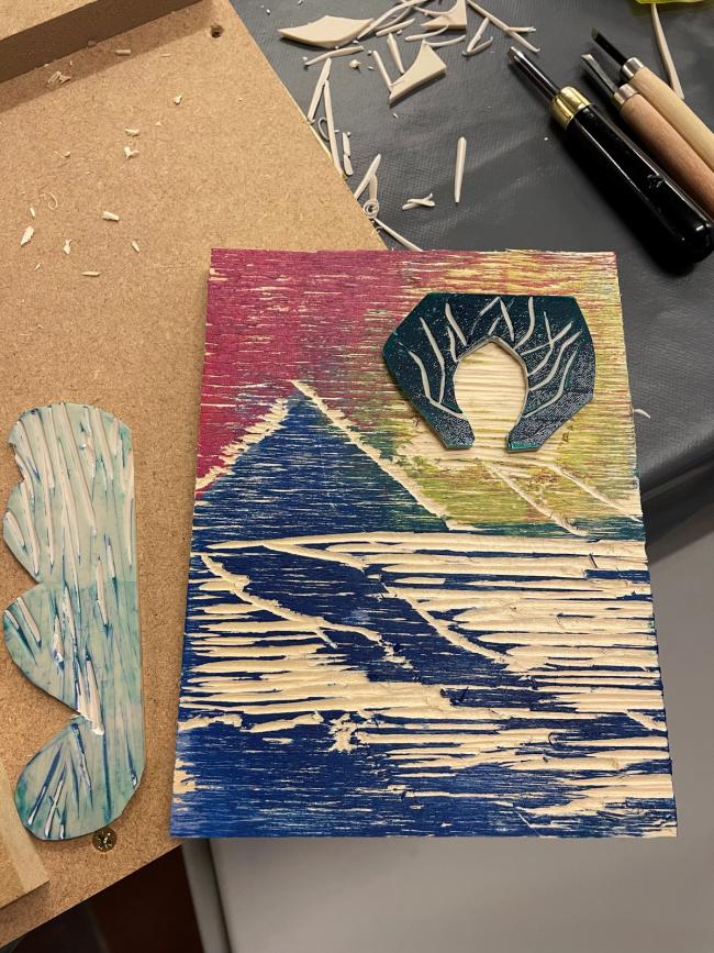 En trykkplate i tre blir til.