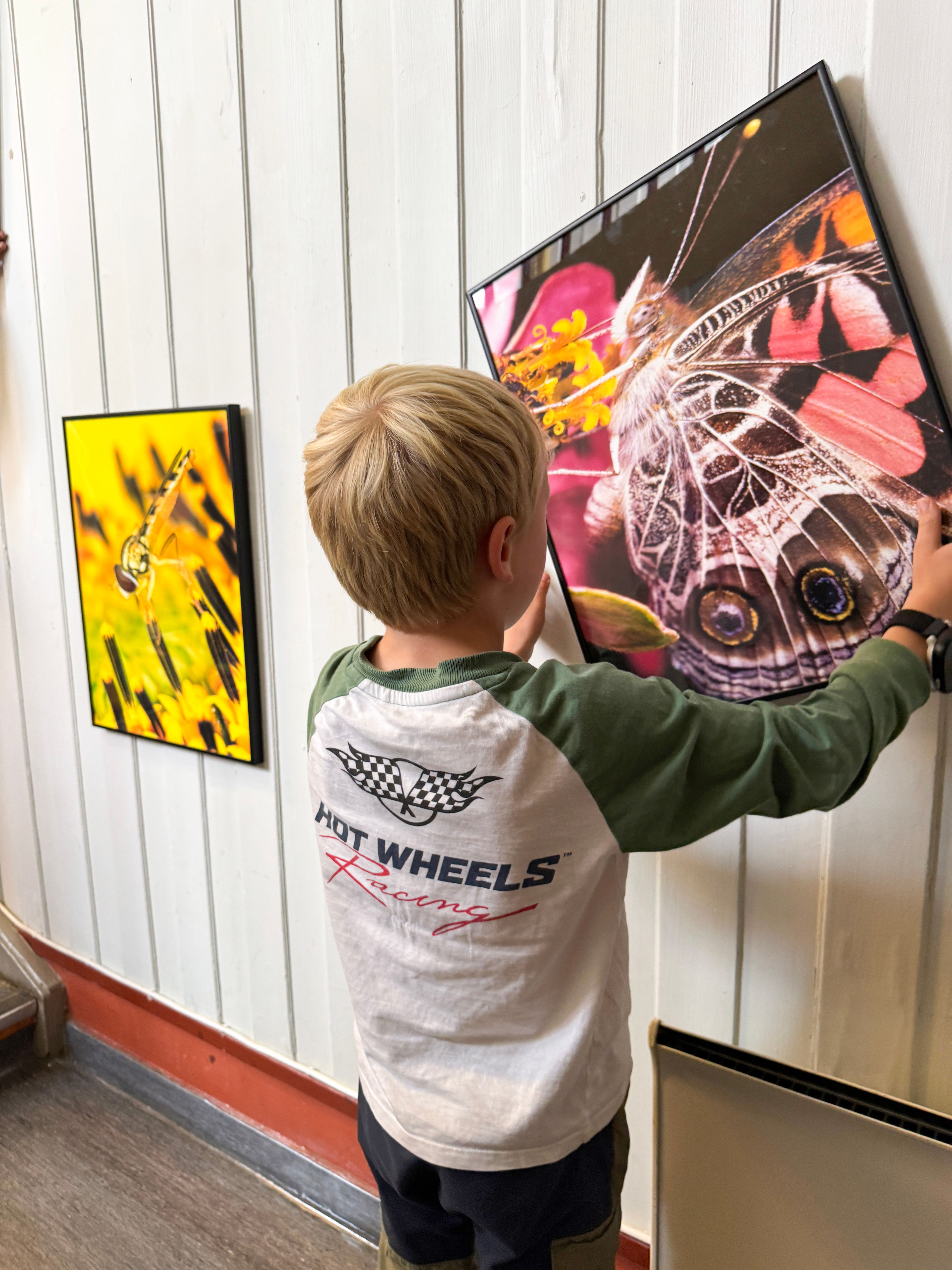 Bilde: Skolelever fra Bogstad skole i gang med utstillingen FABEL. Foto: Kunst i Skolen.