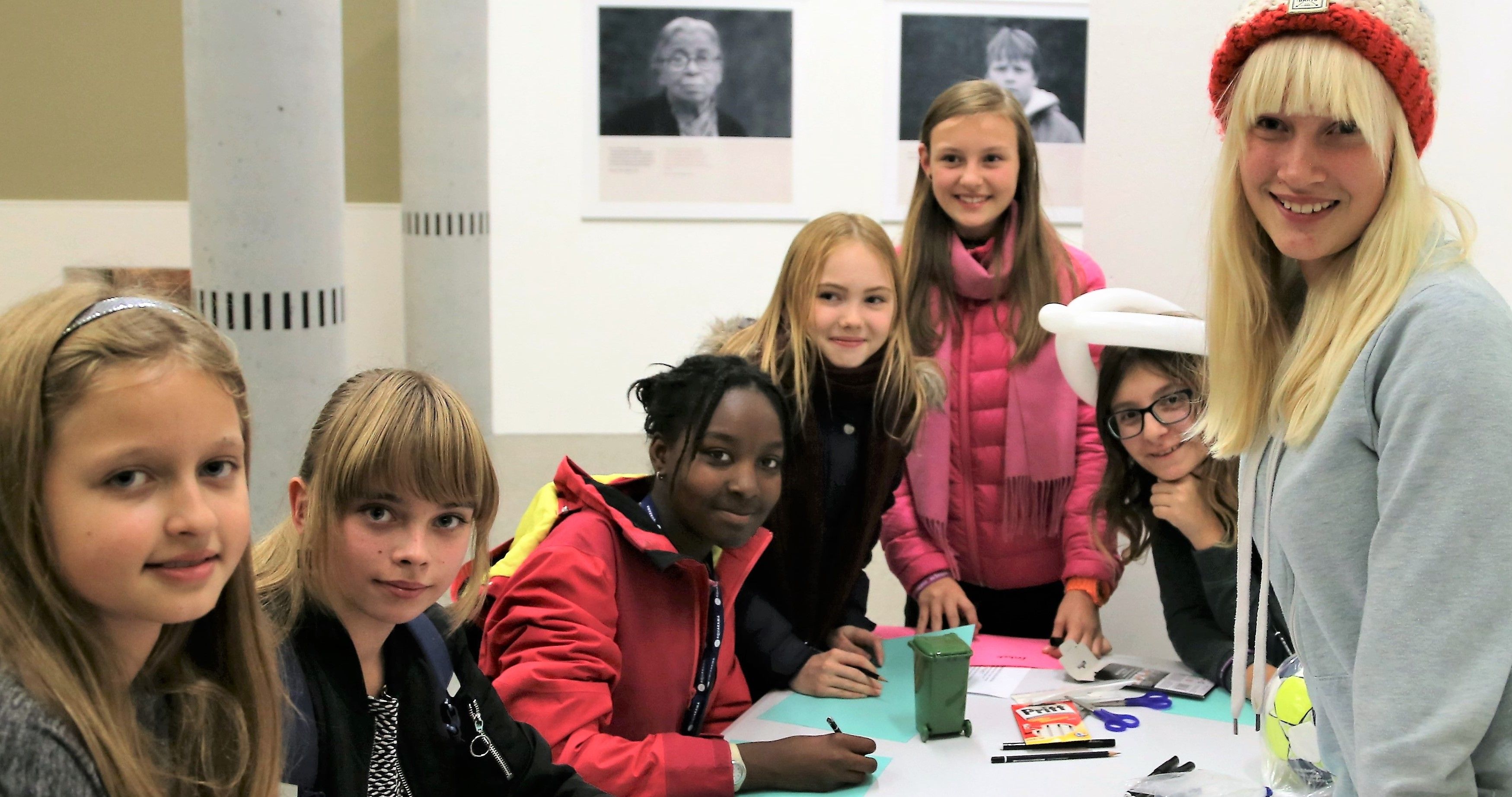 Elever med utstillingen På sporet av frihet