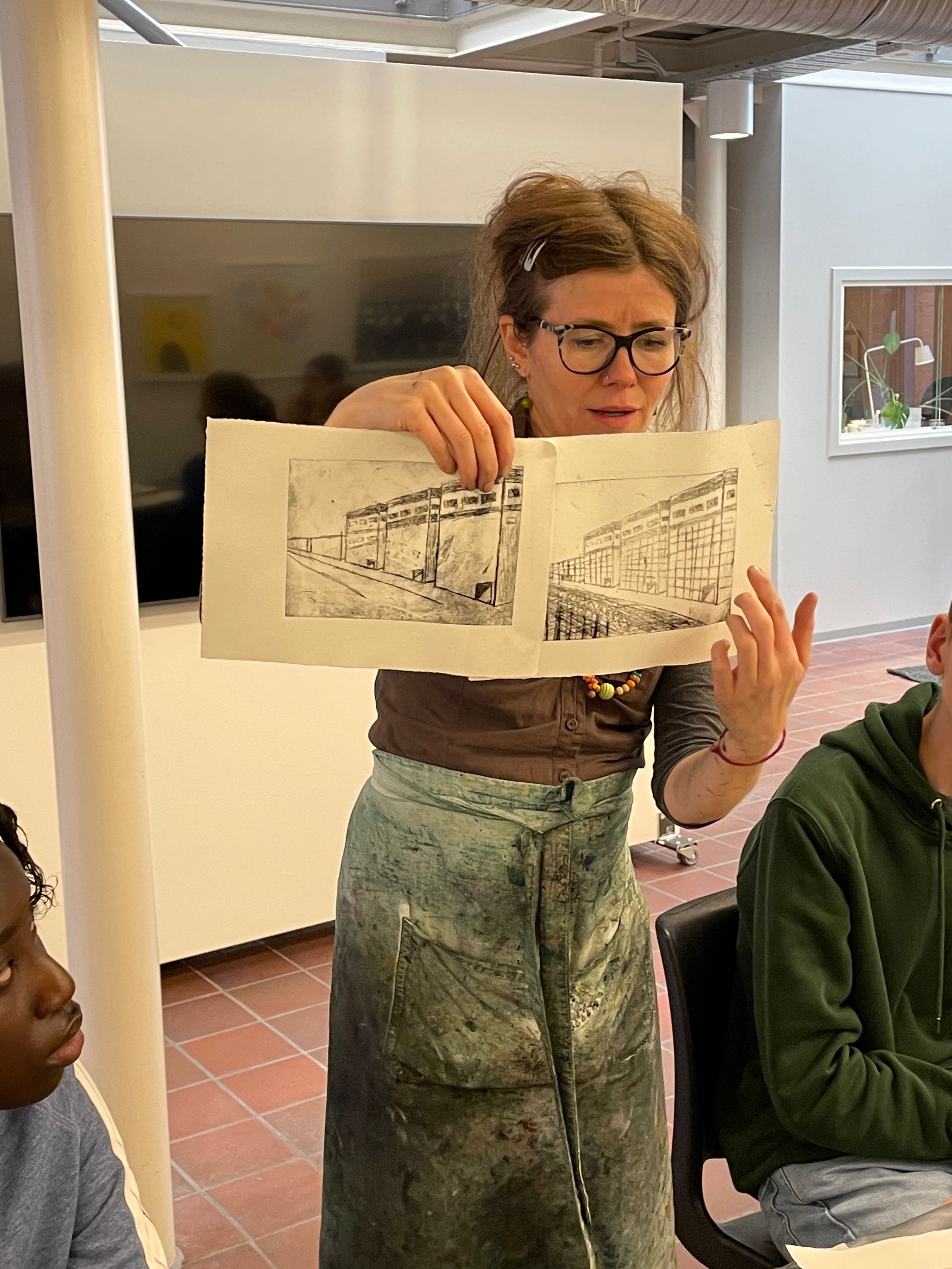 Marianne gir tilbakemeldinger til elevene.