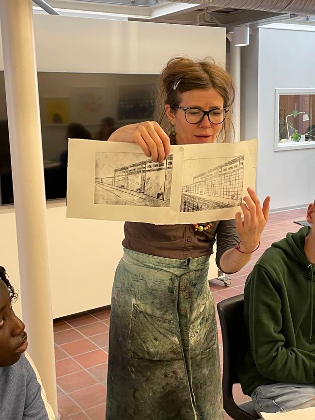 Marianne gir tilbakemeldinger til elevene.