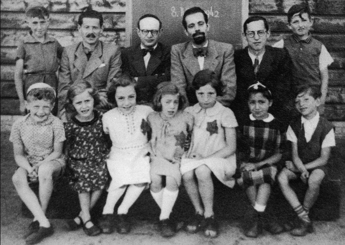 Zwart-wit foto van een groep kinderen van de Schulerkreis in kamp Westerbork