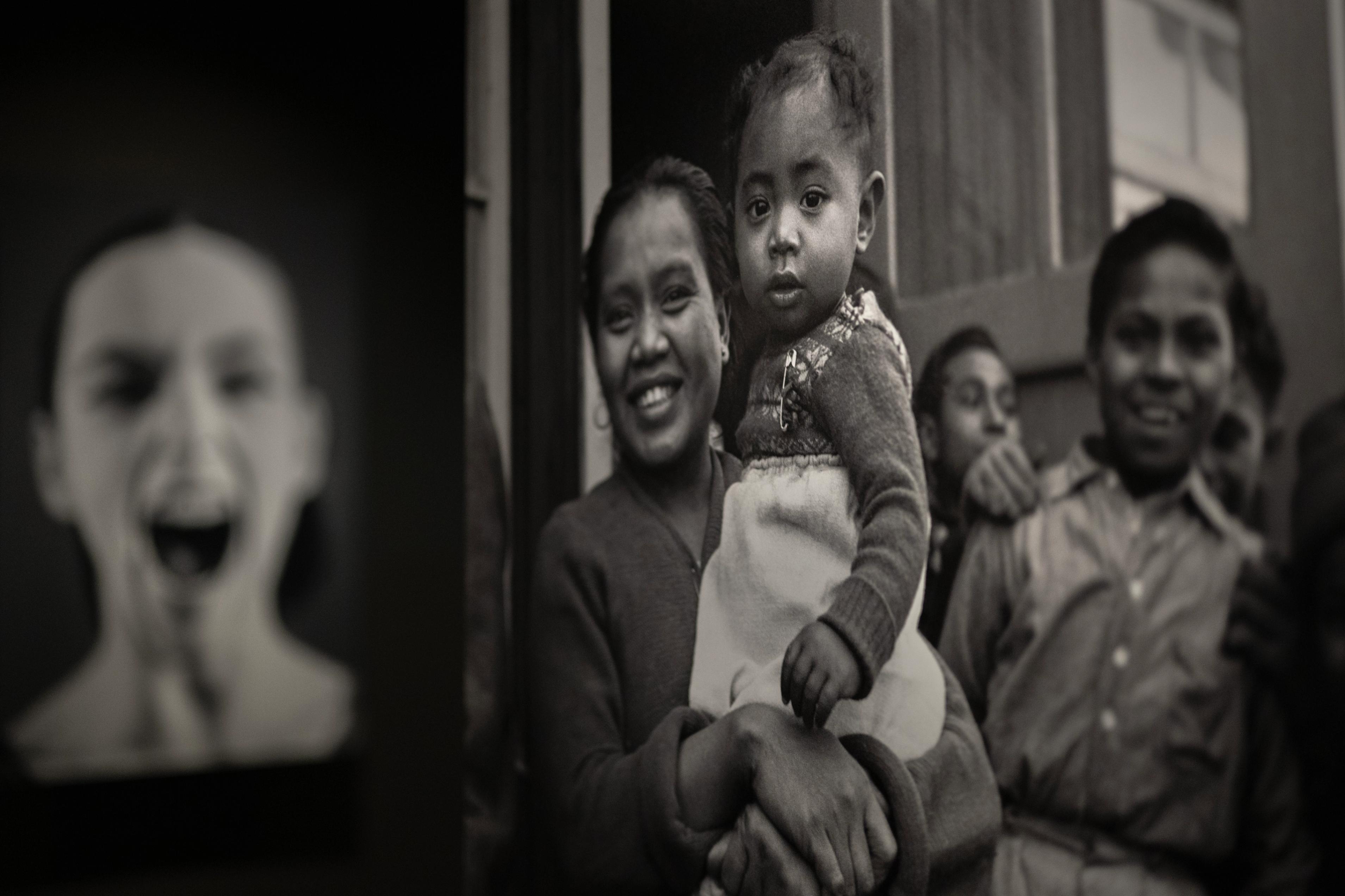 Oude zwart-wit foto in een tentoonstelling over Maria Austria, waarop een Molukse vrouw met kind op de arm te zien is in Schattenberg