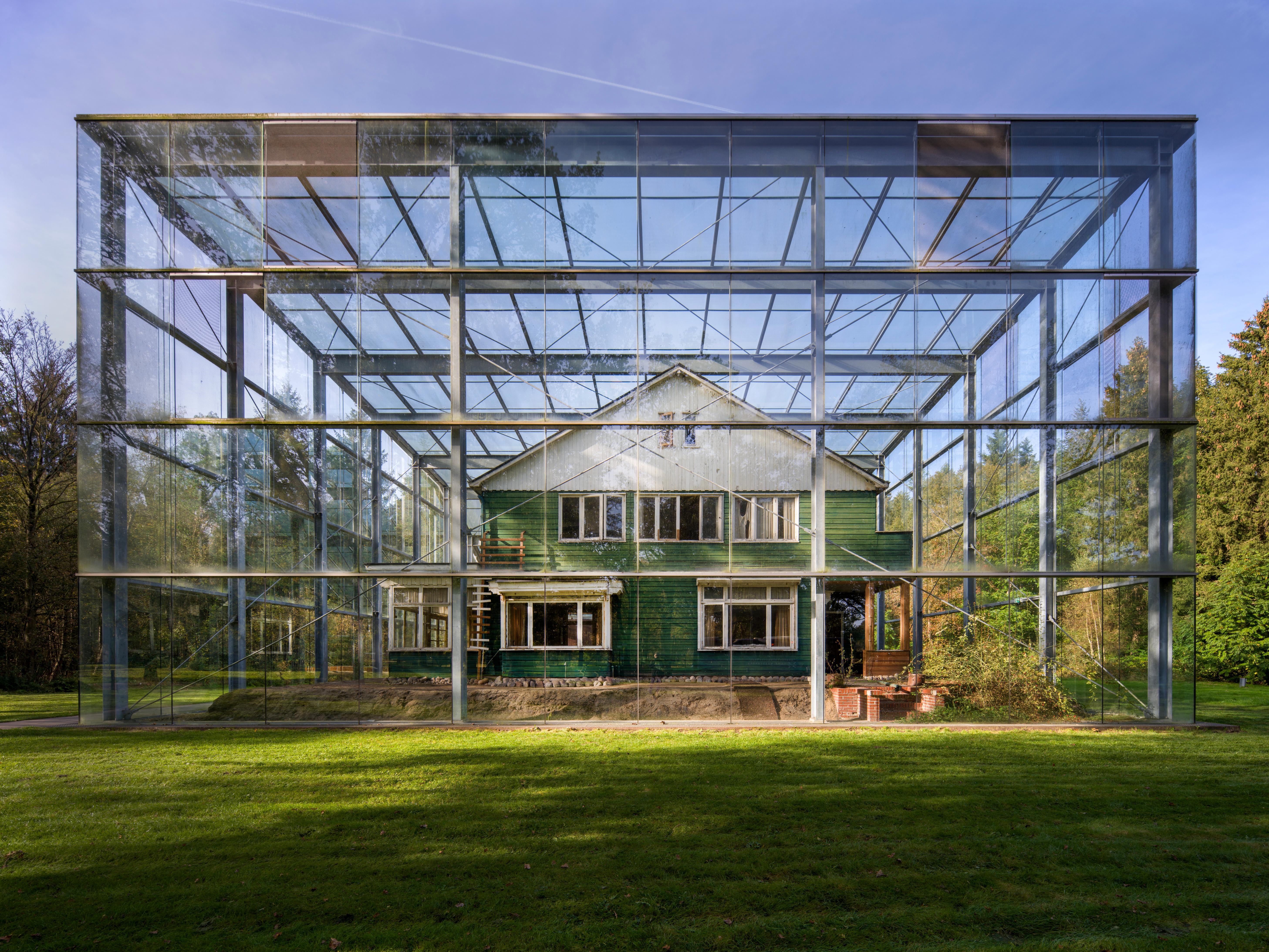 De commandantswoning in de glazen overkapping bij kamp Westerbork