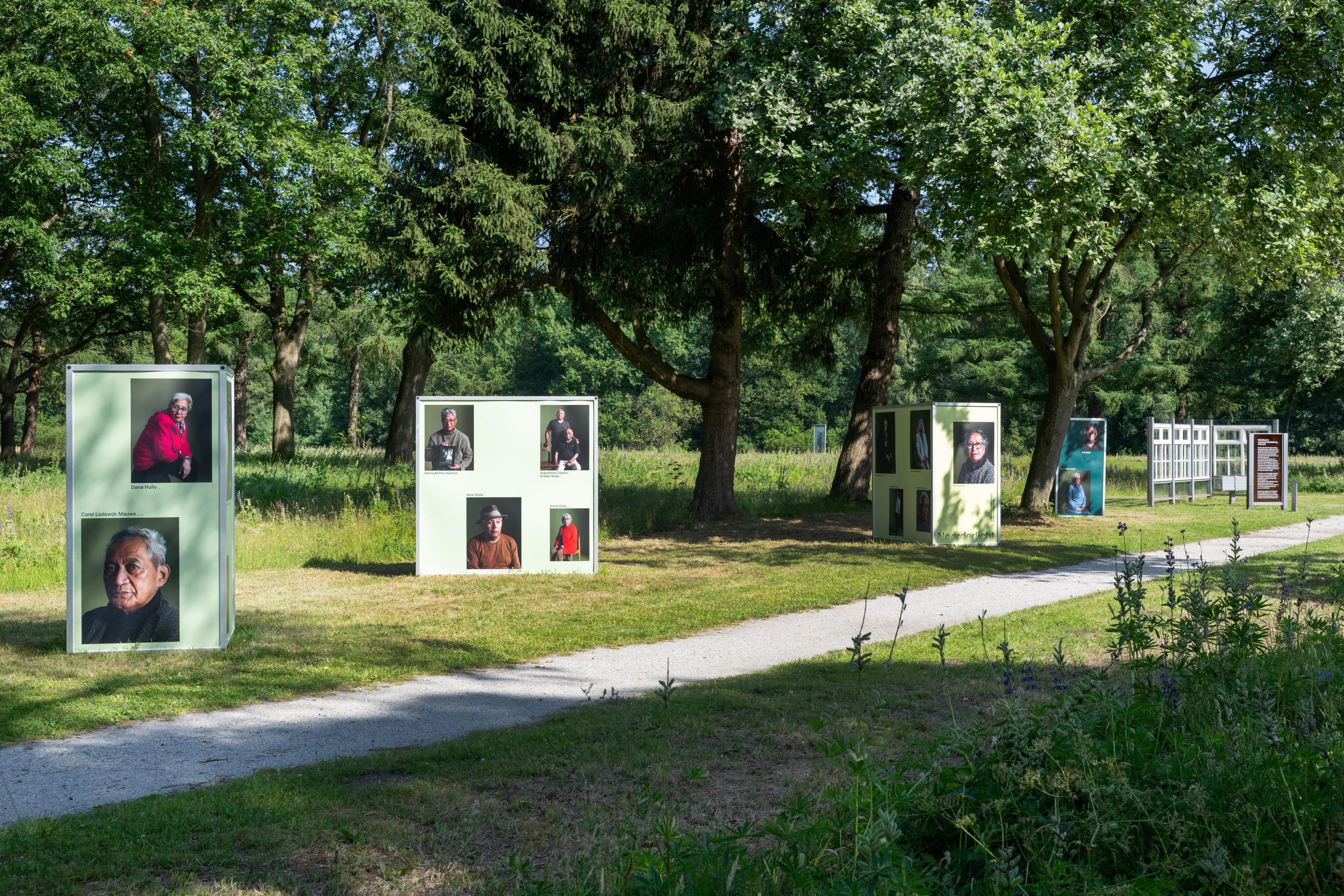 Blokken met foto's als onderdeel van een kunstinstallatie op het voormalig kampterrein van kamp Westerbork