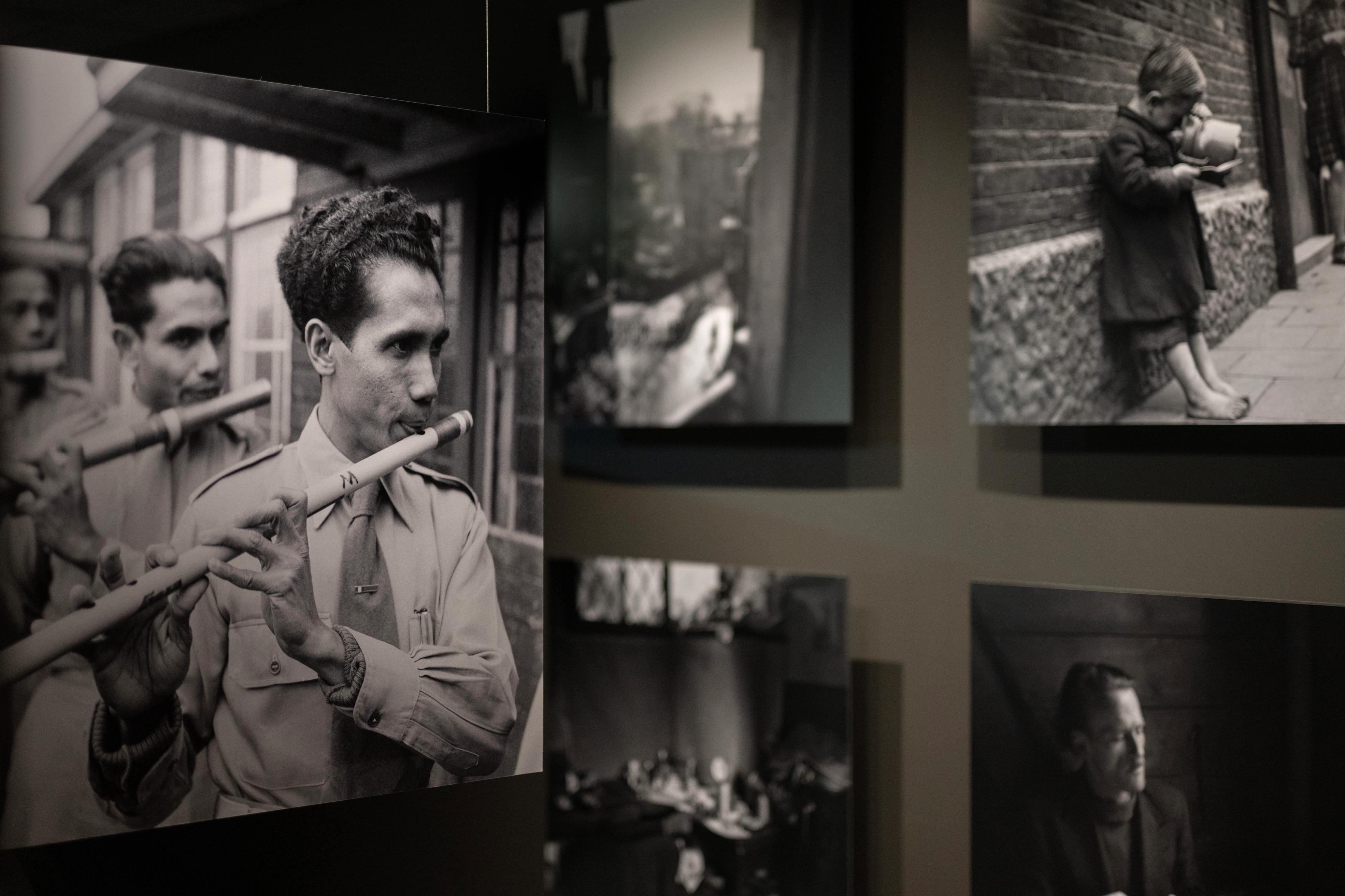 Oude zwart-wit foto in een tentoonstelling over Maria Austria, waarop een Molukse man te zien is die in het fluitorkest speelt in Schattenberg