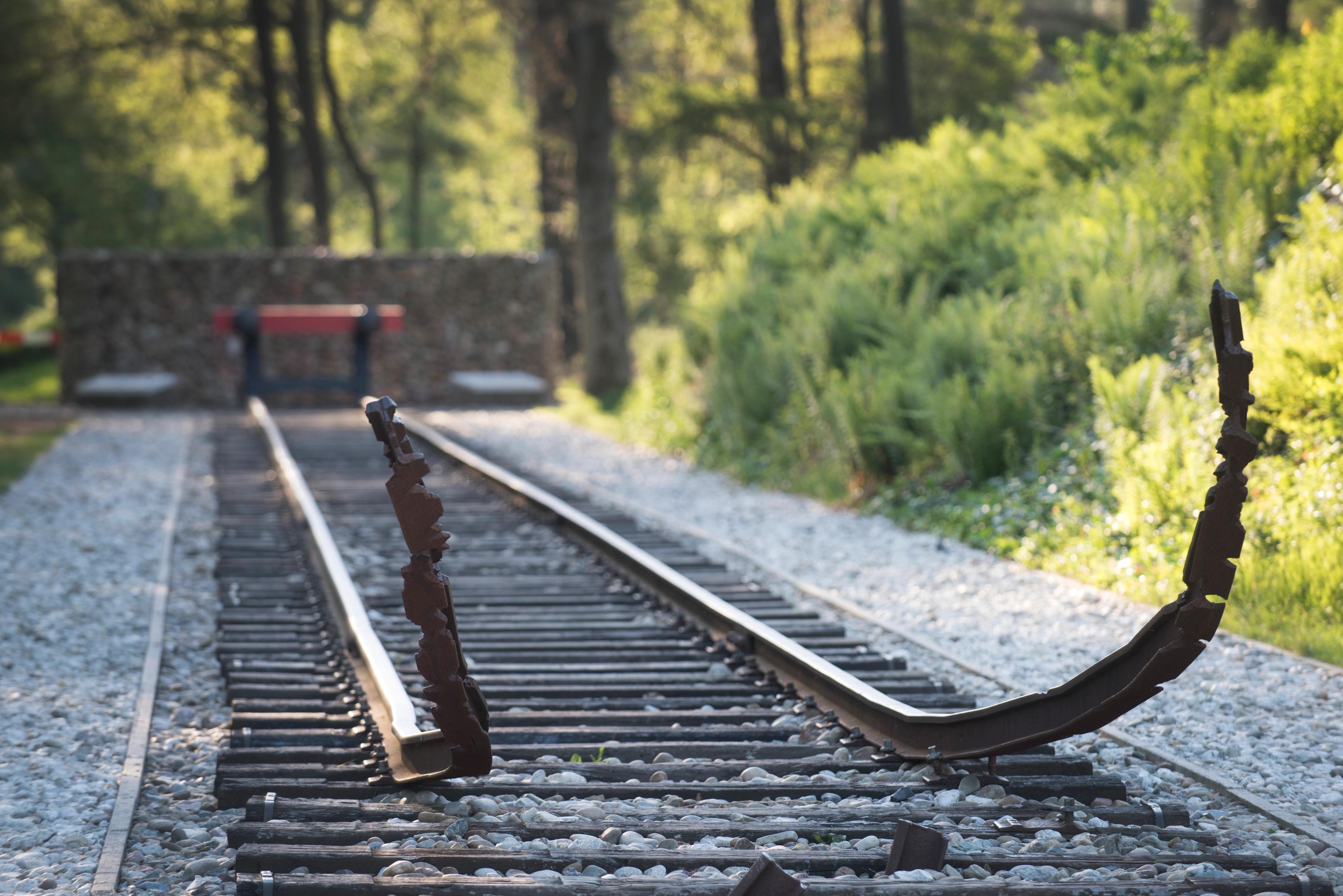 De opkrullende treinrails van het Nationaal Monument bij kamp Westerbork