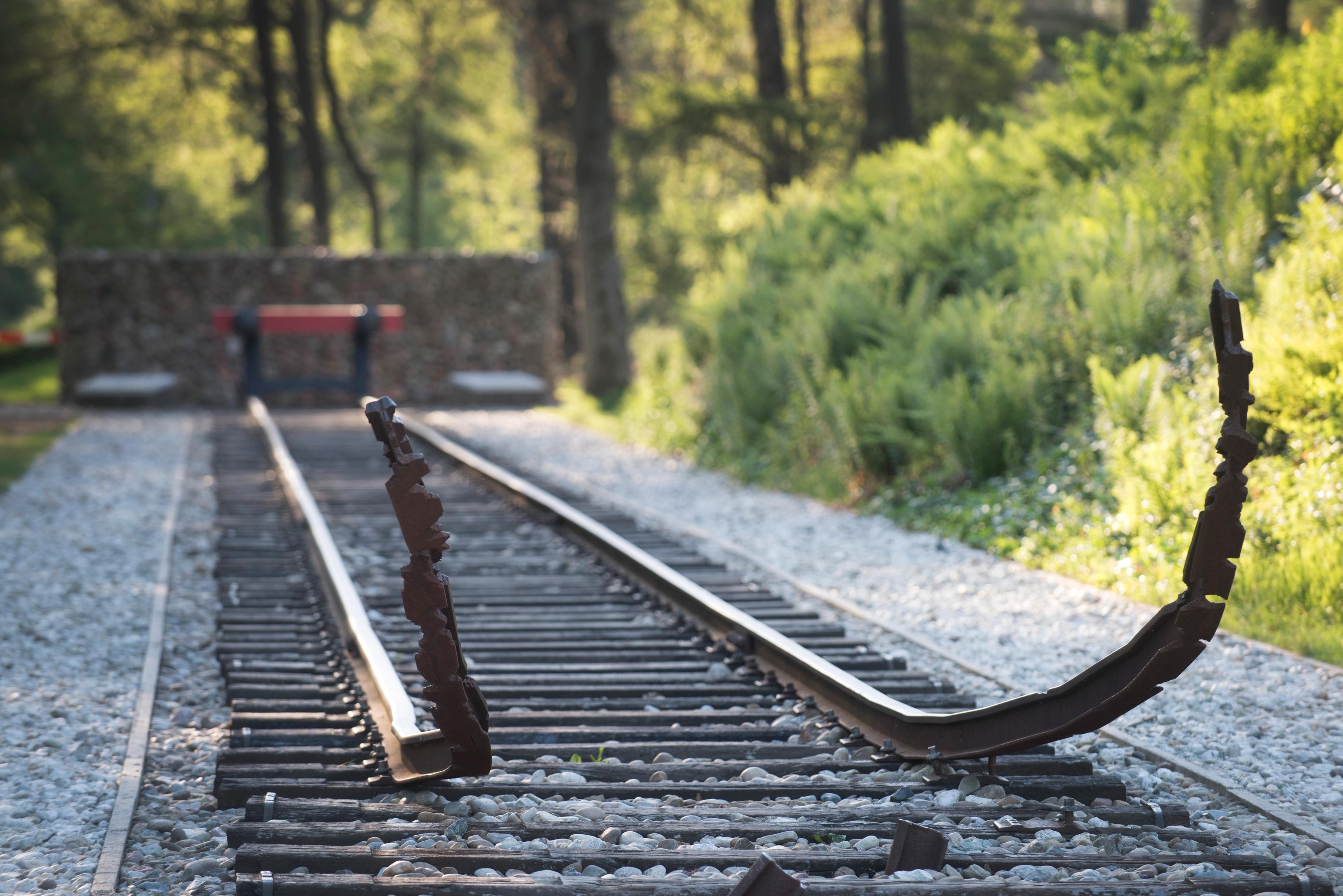 De opkrullende treinrails van het Nationaal Monument bij kamp Westerbork