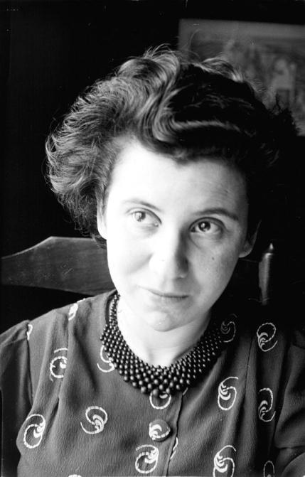 Zwart-wit portretfoto van Etty Hillesum