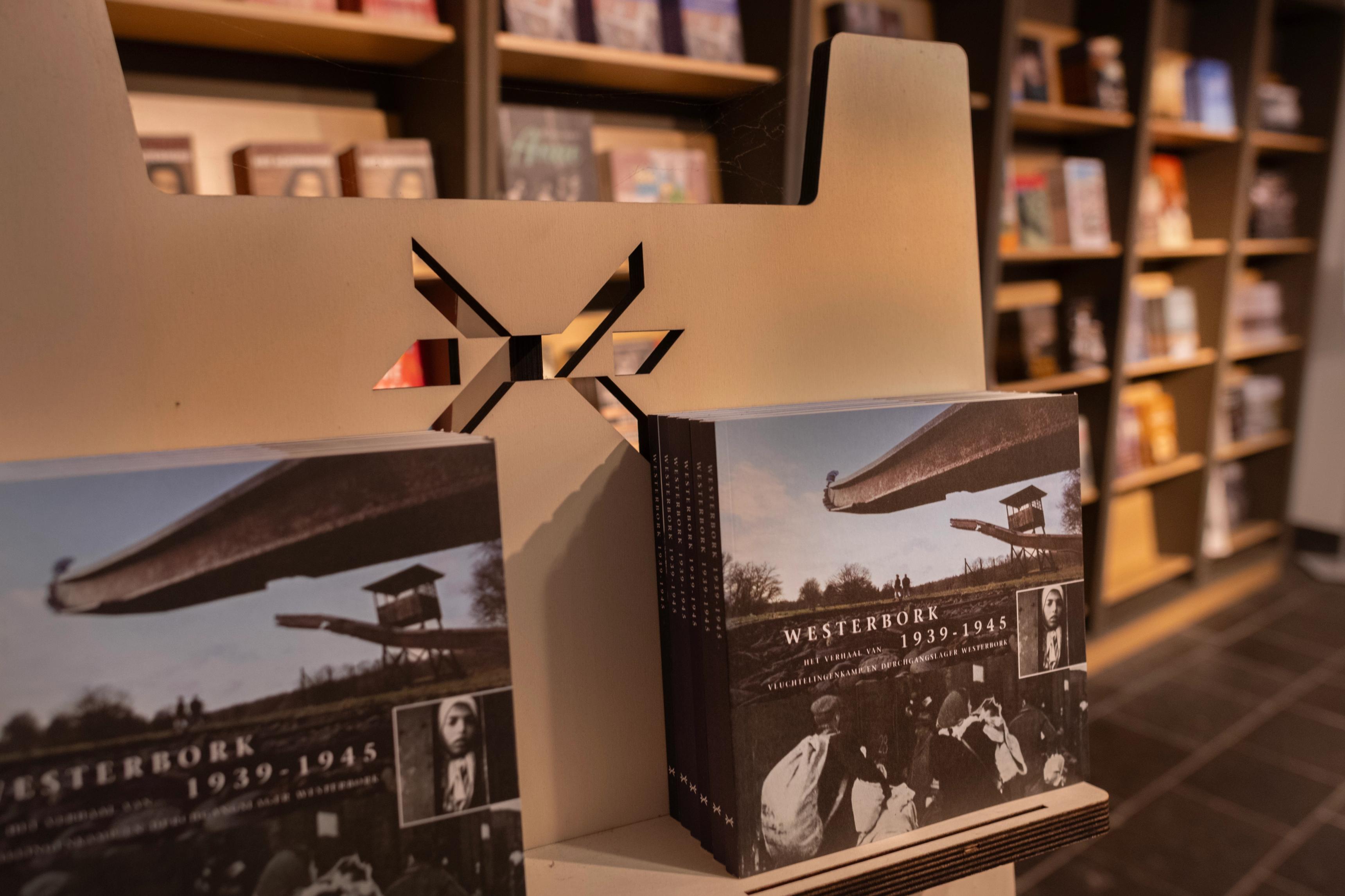 Close-up van boeken in de museumwinkel van Herinneringscentrum kamp Westerbork