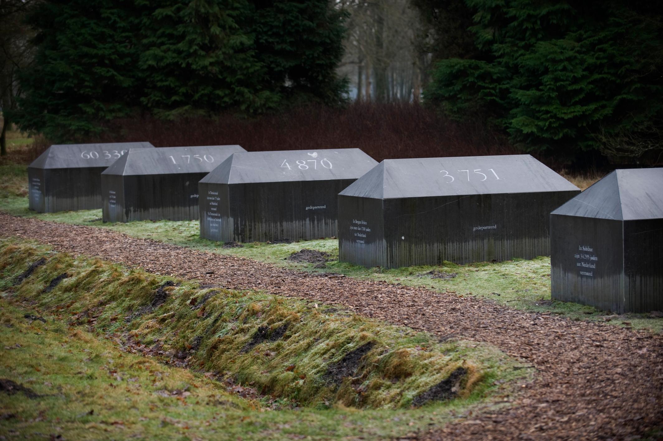 De grote blokken op een rij vormen het monument de Tekens van Westerbork