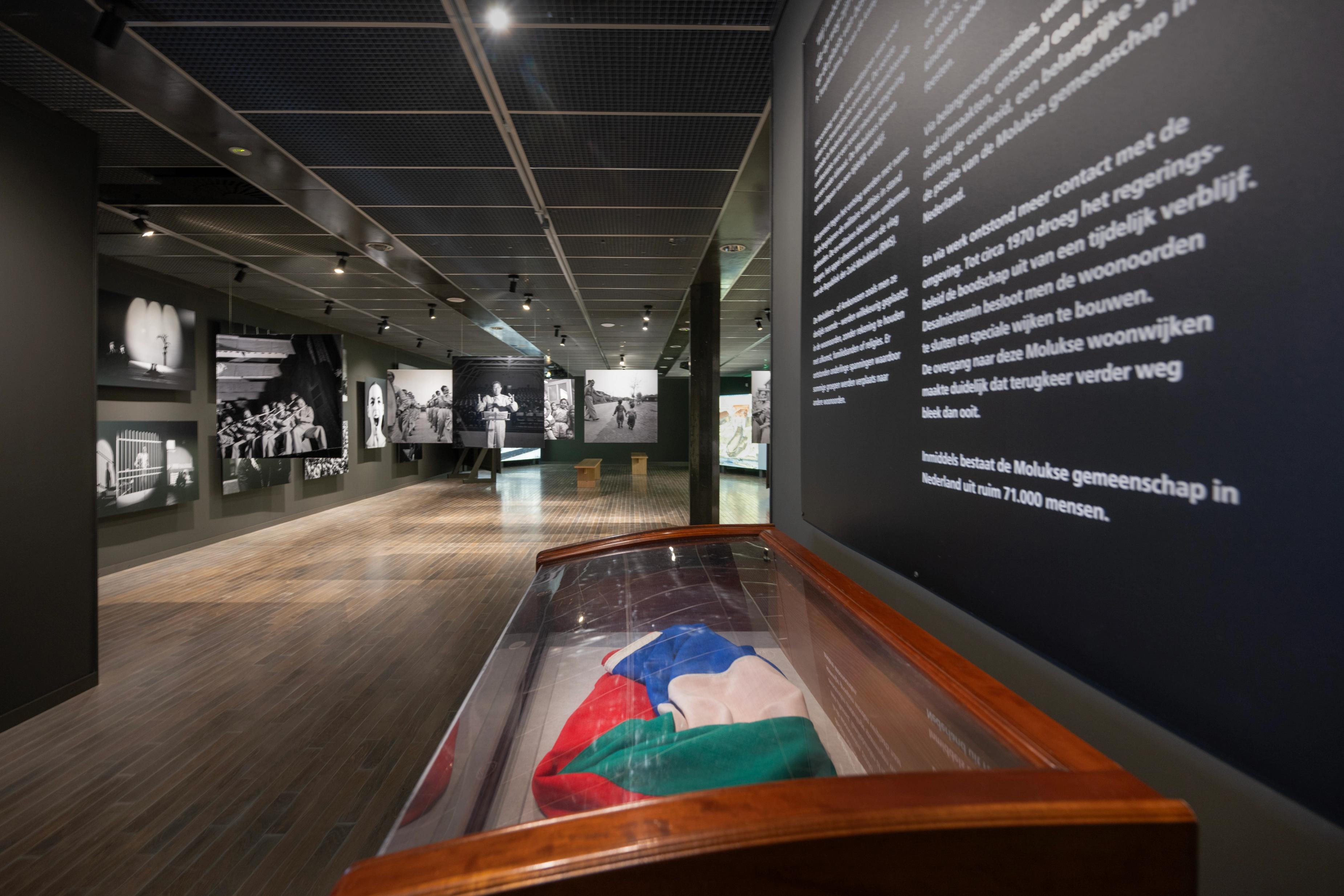 Foto van een vlag in een vitrine in de fototentoonstelling Maria Austria was hier