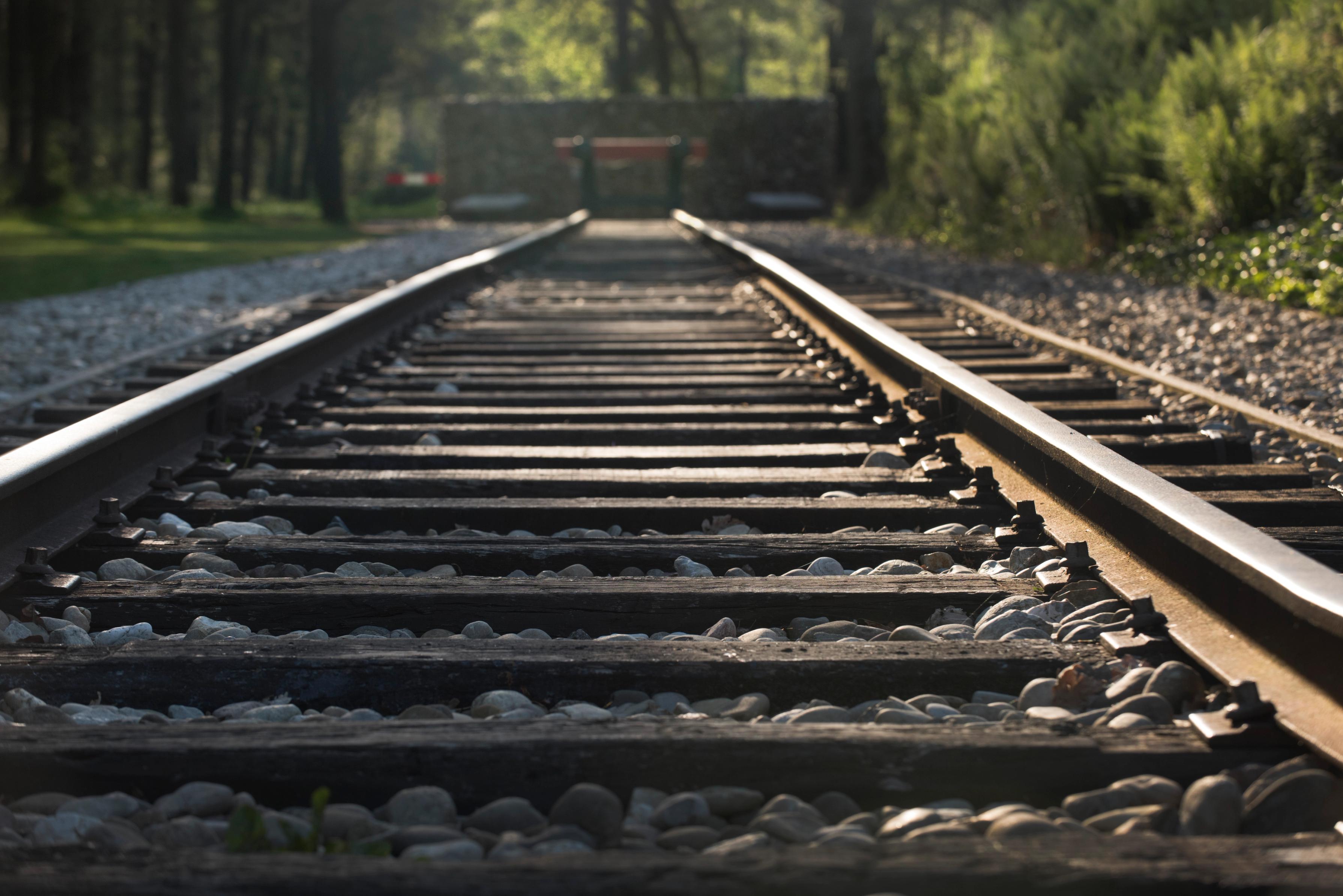Close-up van de rails in het zonlicht bij voormalig kamp Westerbork