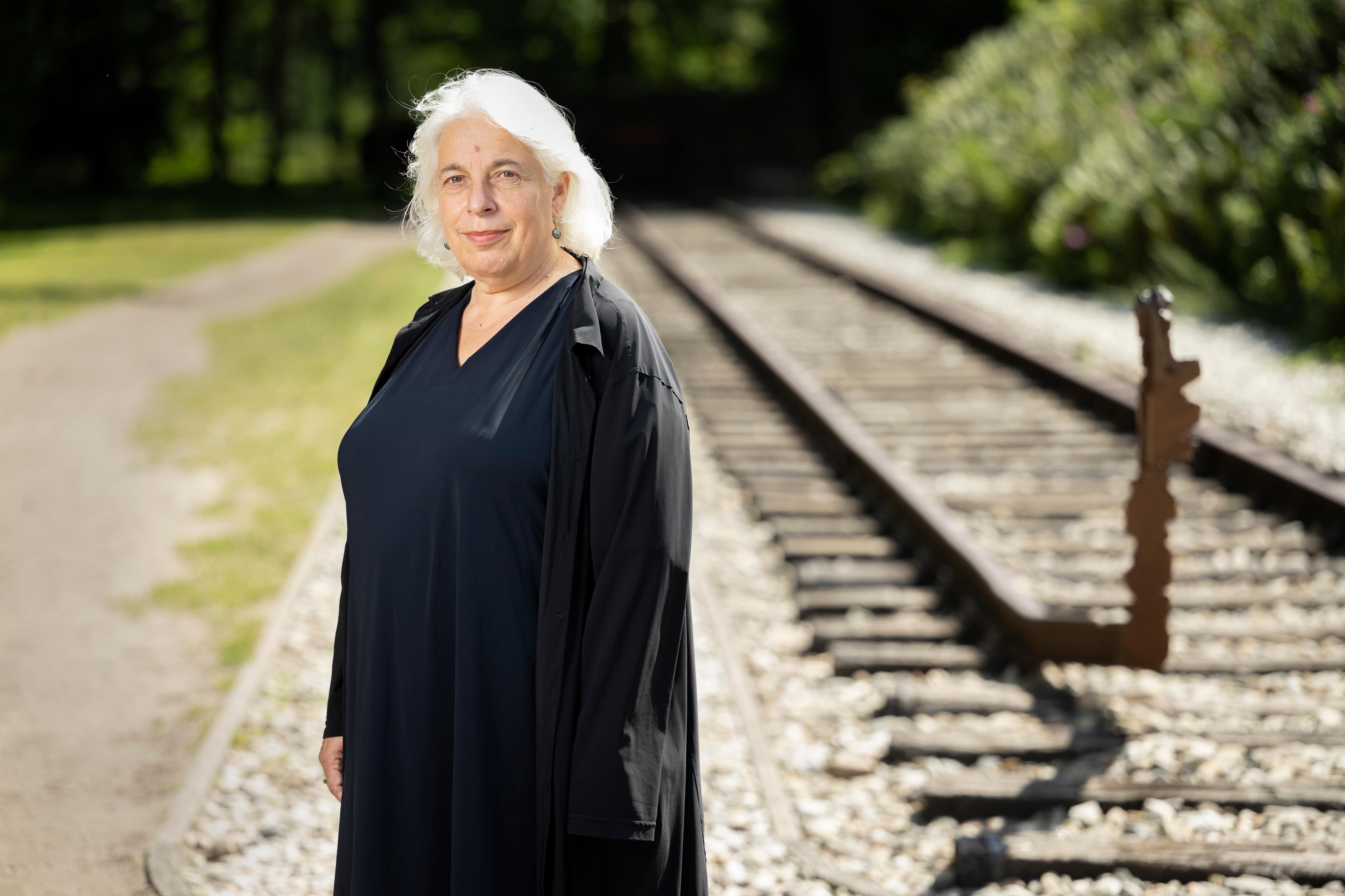 Directeur Bertien Minco van Herinneringscentrum Kamp Westerbork voor het spoor op het kampterrein