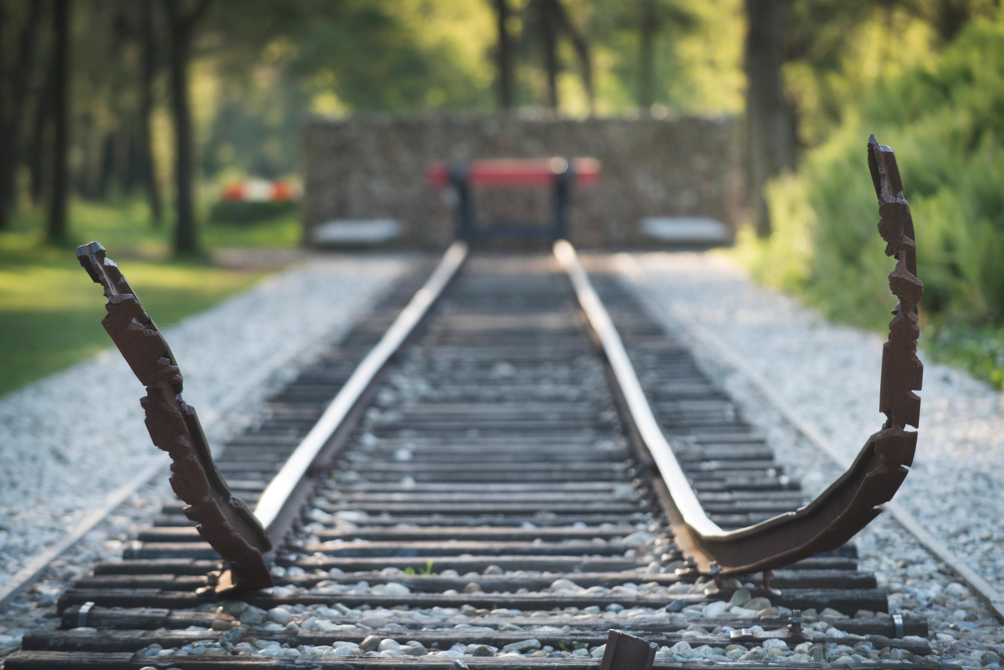 De opkrullende rails van het Nationaal Monument Westerbork
