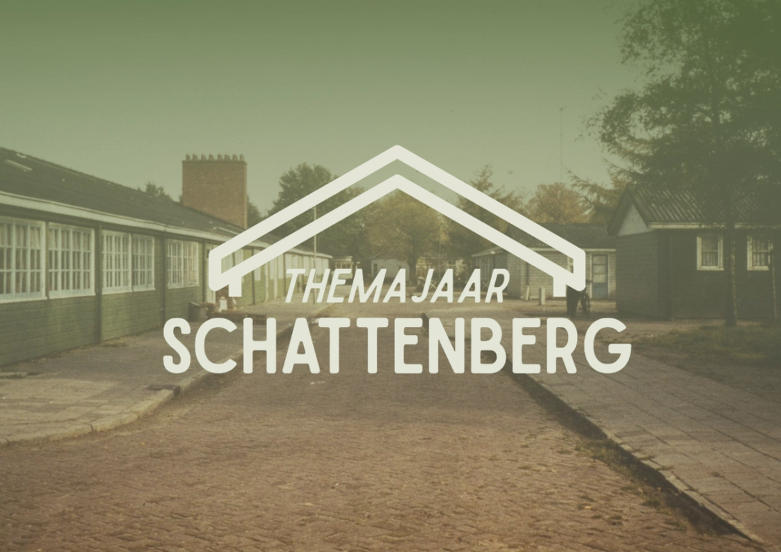 Logo van het Themajaar Schattenberg 2026 bij Herinneringscentrum Kamp Westerbork met een oude foto van de barakken in Schattenberg op de achtergrond